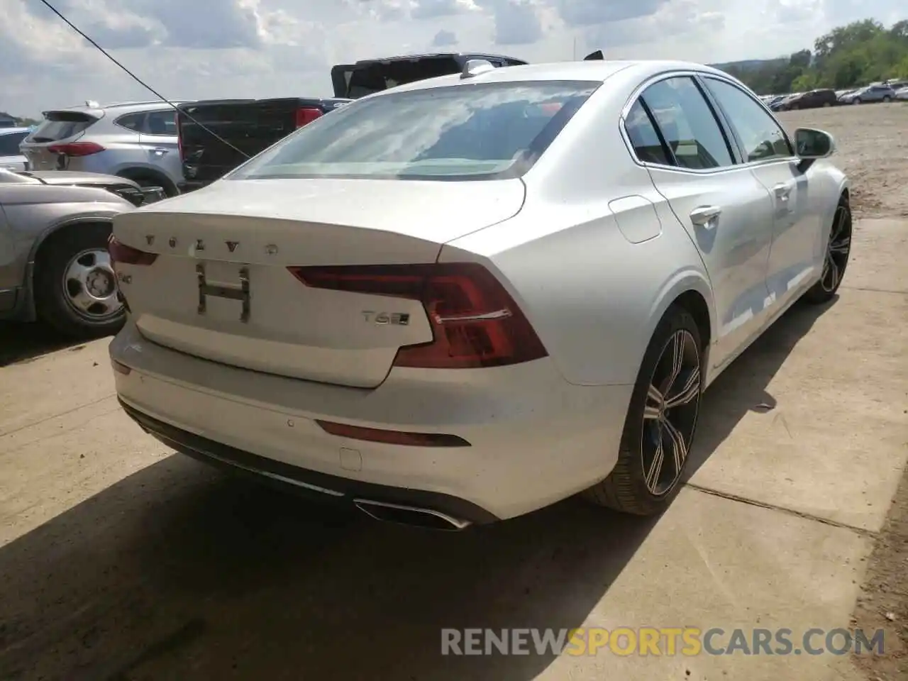 4 Photograph of a damaged car 7JRA22TL2KG007852 VOLVO S60 2019