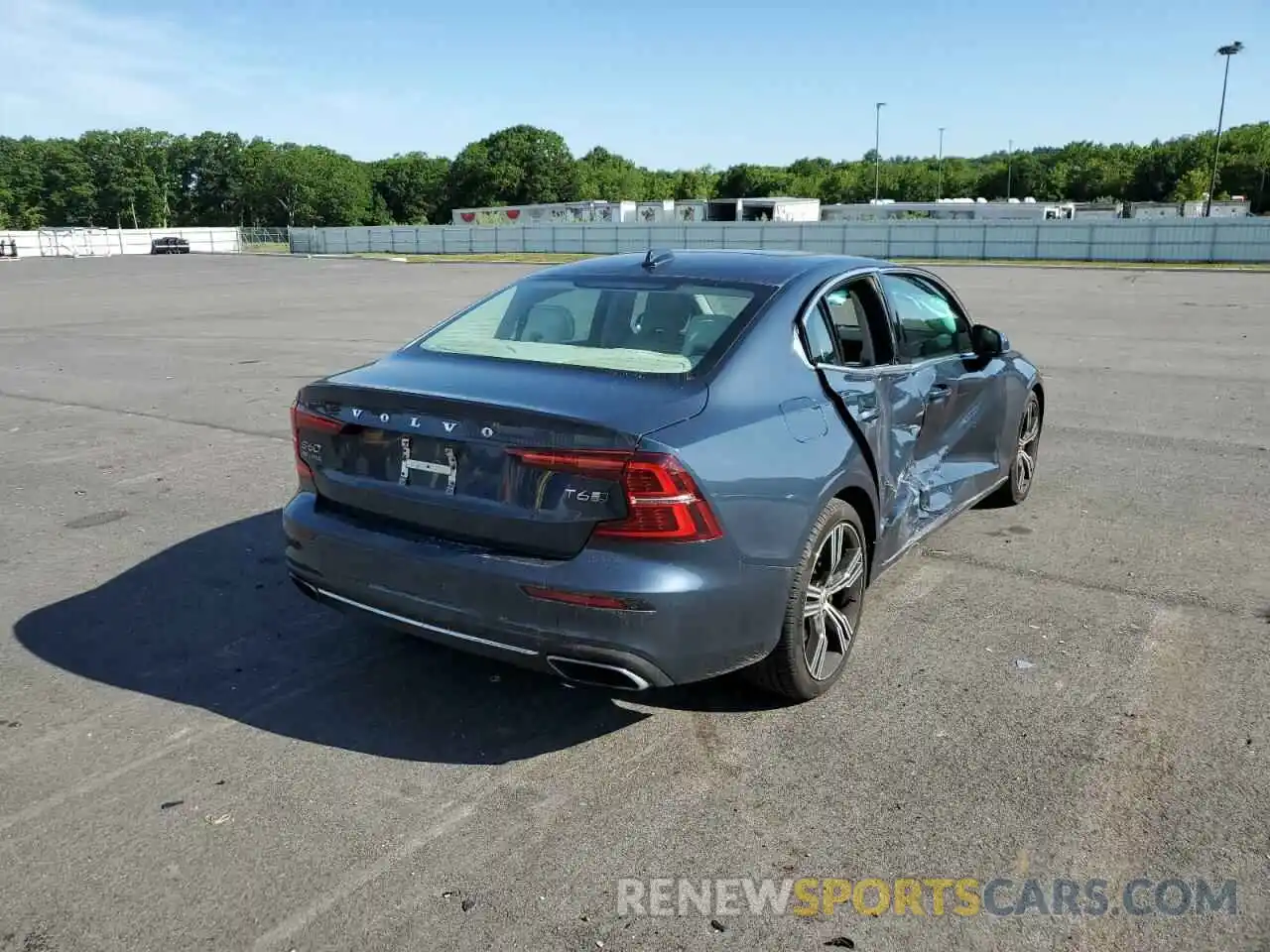 4 Photograph of a damaged car 7JRA22TL4KG016262 VOLVO S60 2019