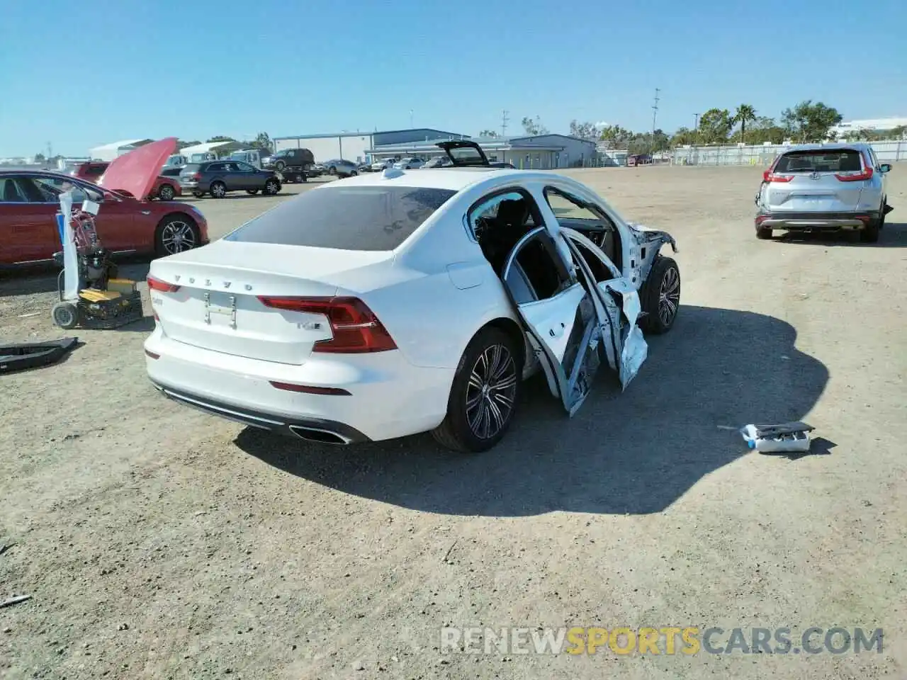 4 Photograph of a damaged car 7JRA22TL5KG009868 VOLVO S60 2019