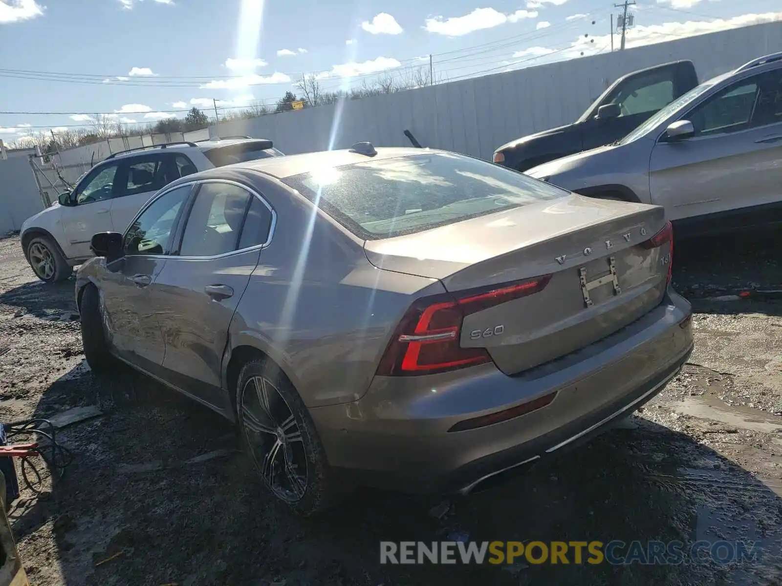 3 Фотография поврежденного автомобиля 7JRA22TL5KG009952 VOLVO S60 2019