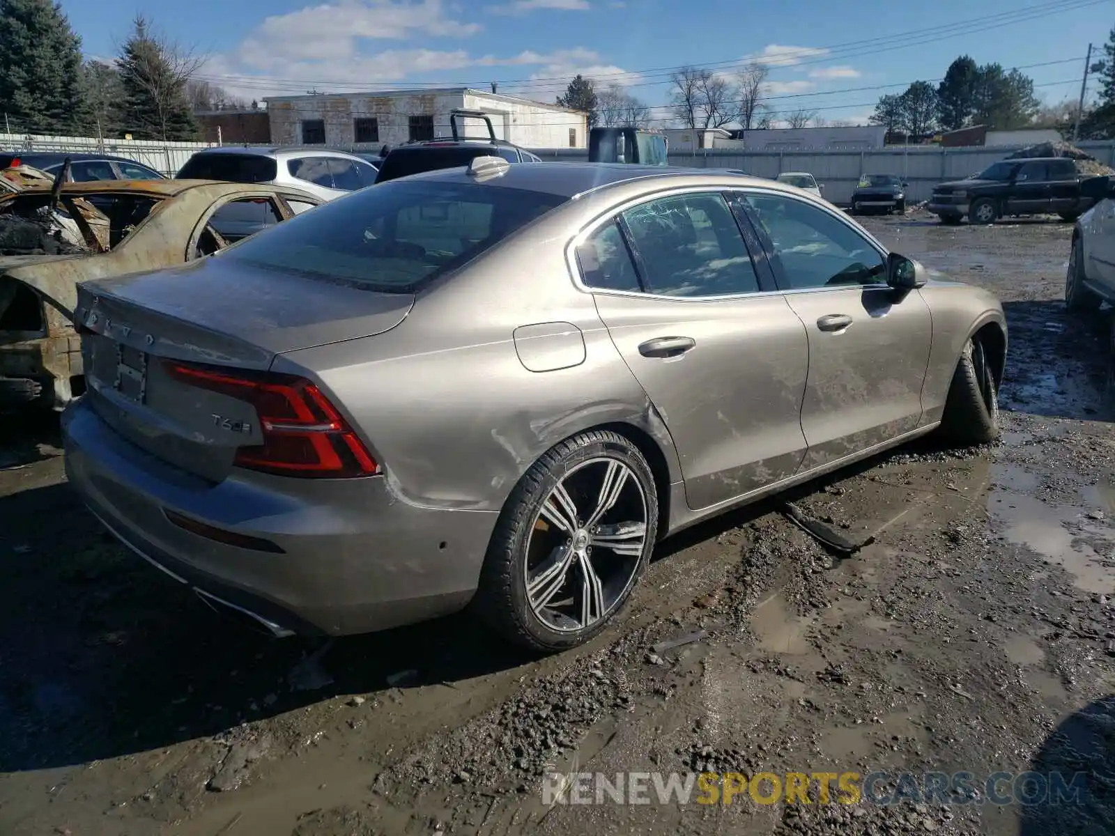 4 Photograph of a damaged car 7JRA22TL5KG009952 VOLVO S60 2019