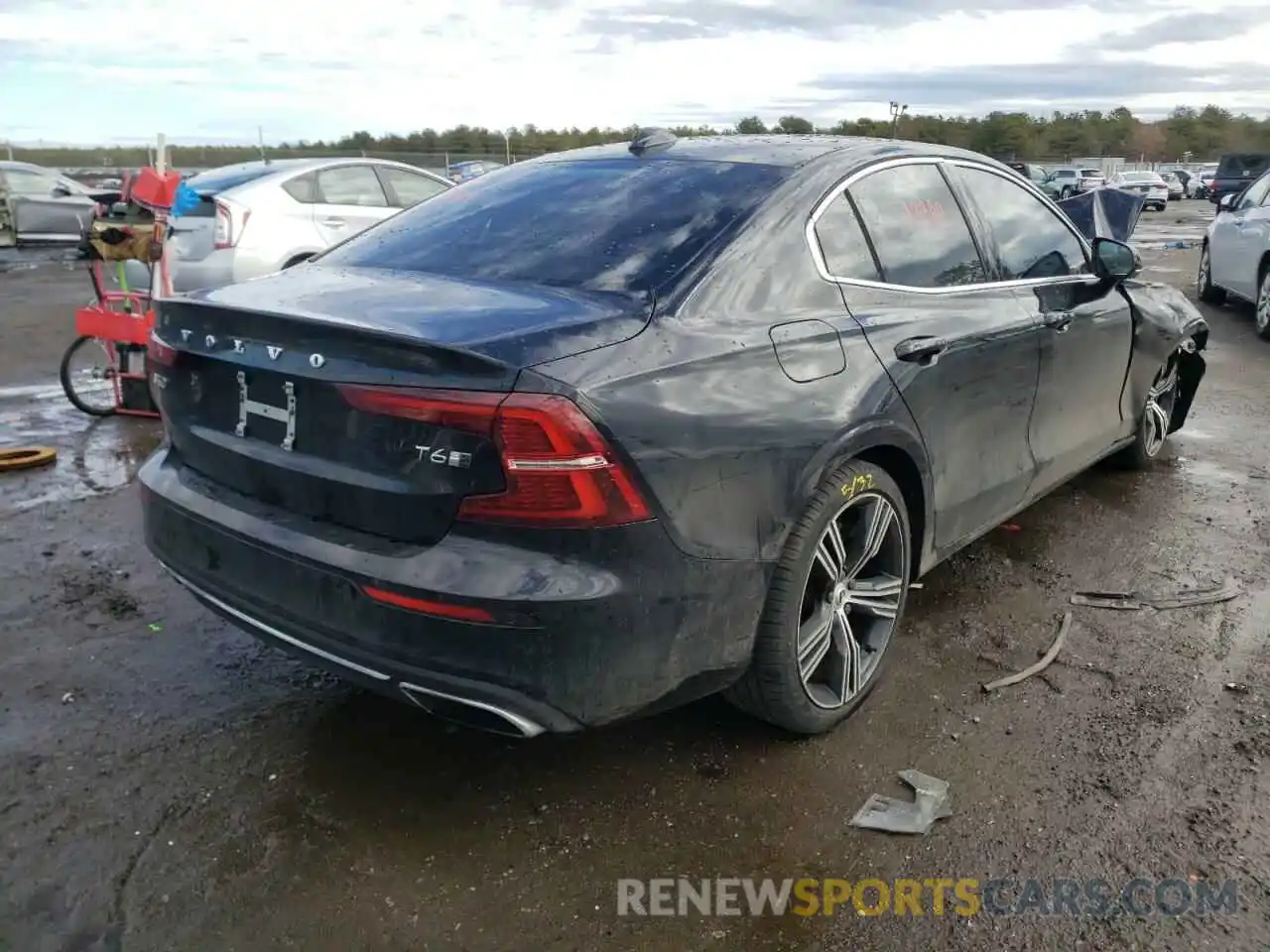 4 Photograph of a damaged car 7JRA22TL6KG012407 VOLVO S60 2019