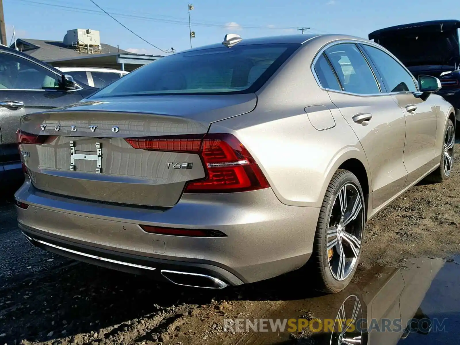 4 Photograph of a damaged car 7JRA22TL8KG000940 VOLVO S60 2019