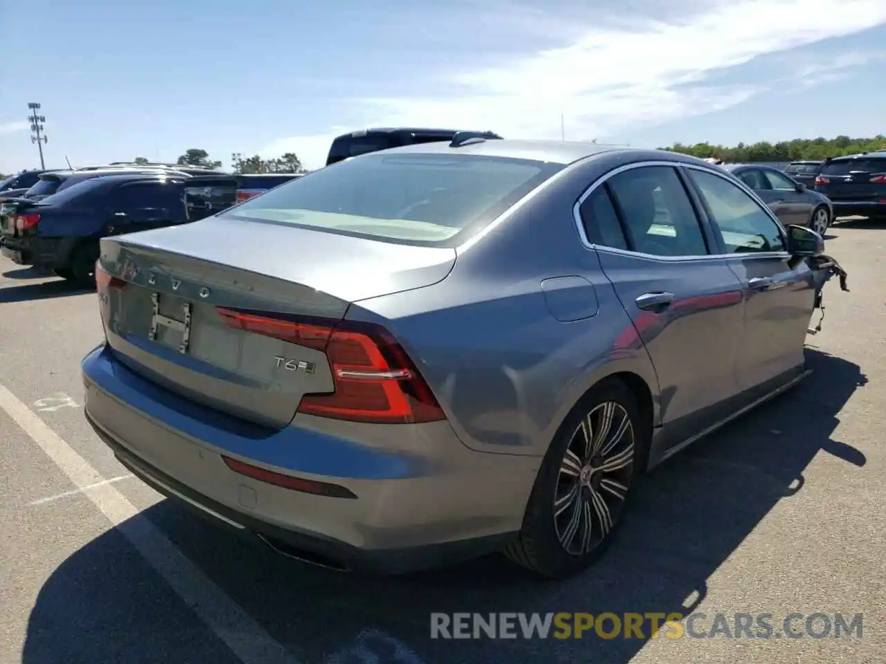 4 Photograph of a damaged car 7JRA22TL9KG002597 VOLVO S60 2019