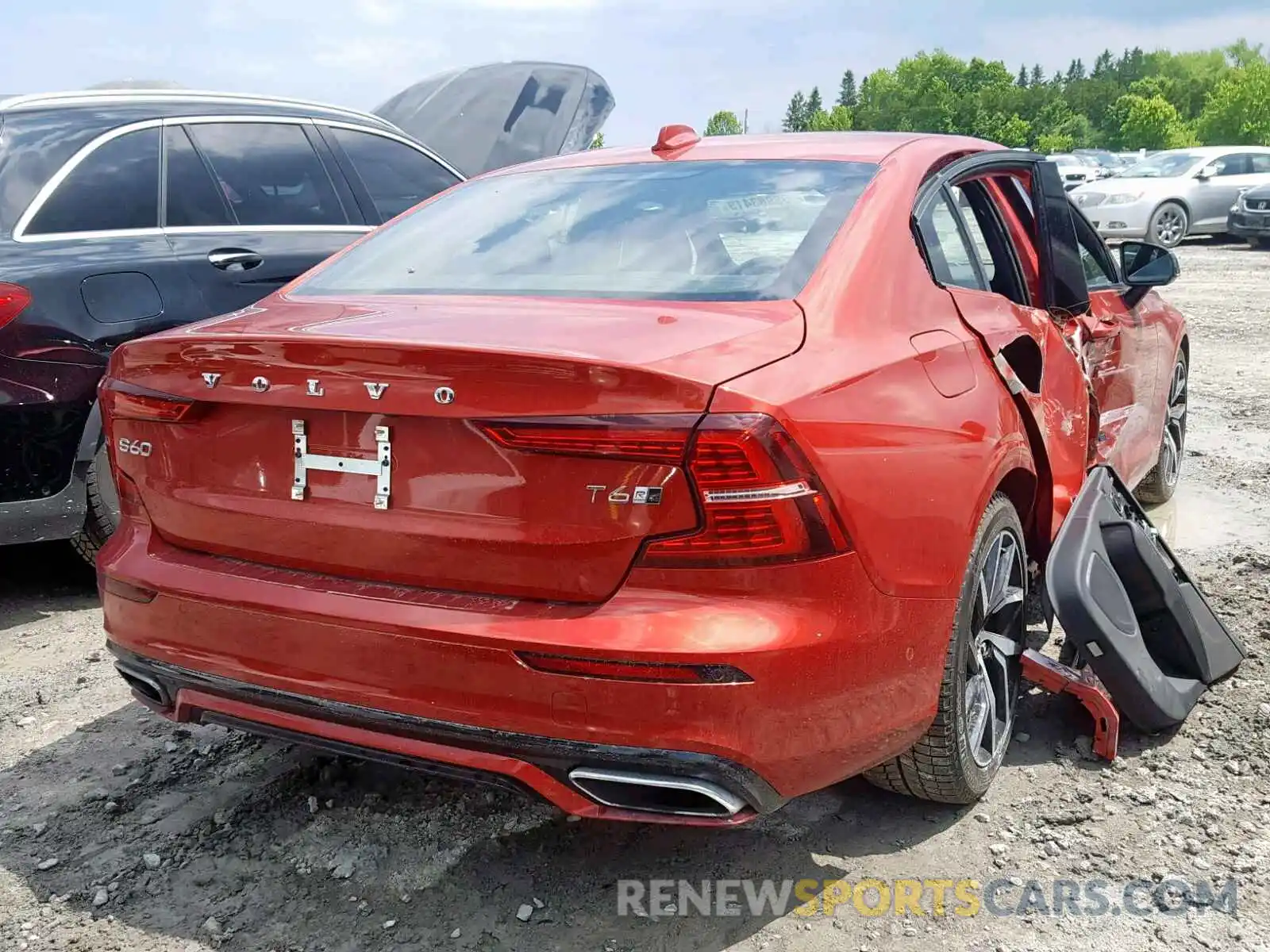 4 Photograph of a damaged car 7JRA22TM1KG000609 VOLVO S60 2019