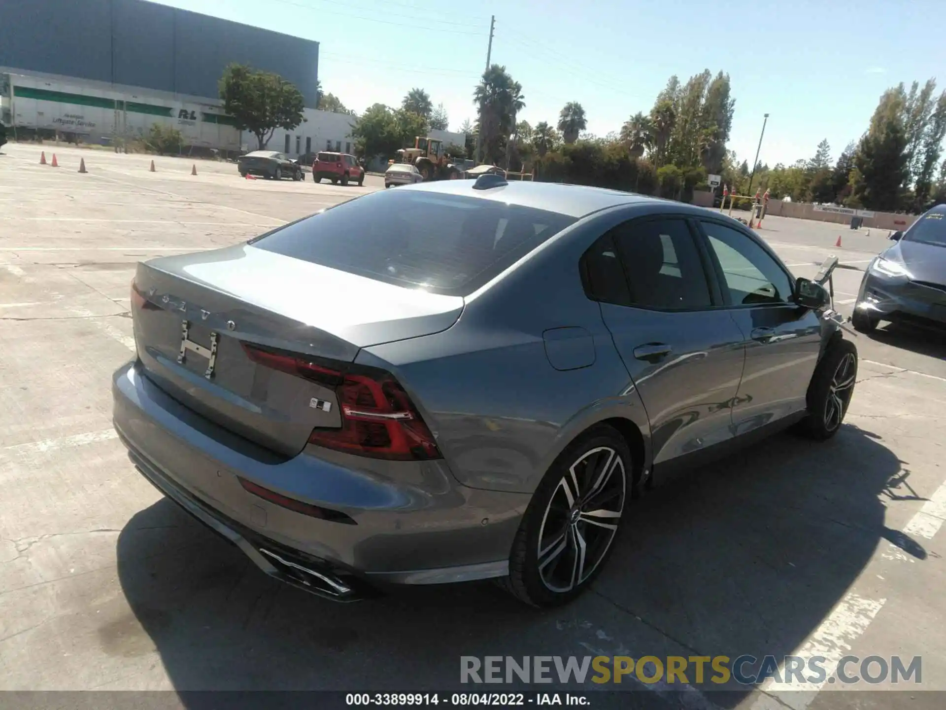 4 Photograph of a damaged car 7JRA22TM1KG012808 VOLVO S60 2019