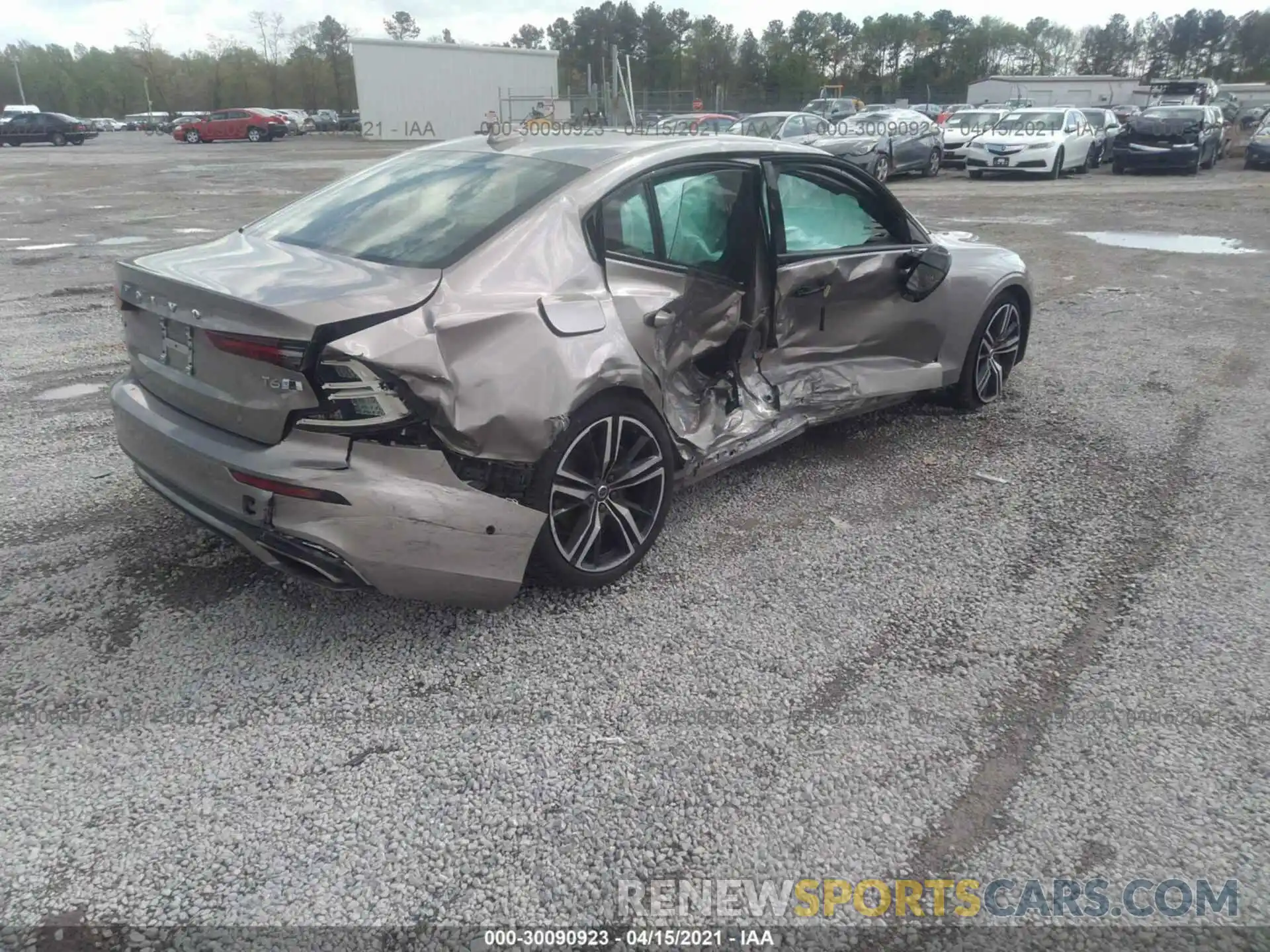 4 Photograph of a damaged car 7JRA22TM1KG017555 VOLVO S60 2019