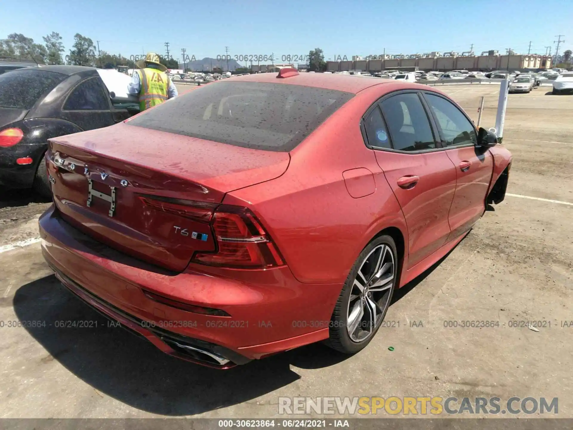 4 Photograph of a damaged car 7JRA22TM2KG000618 VOLVO S60 2019