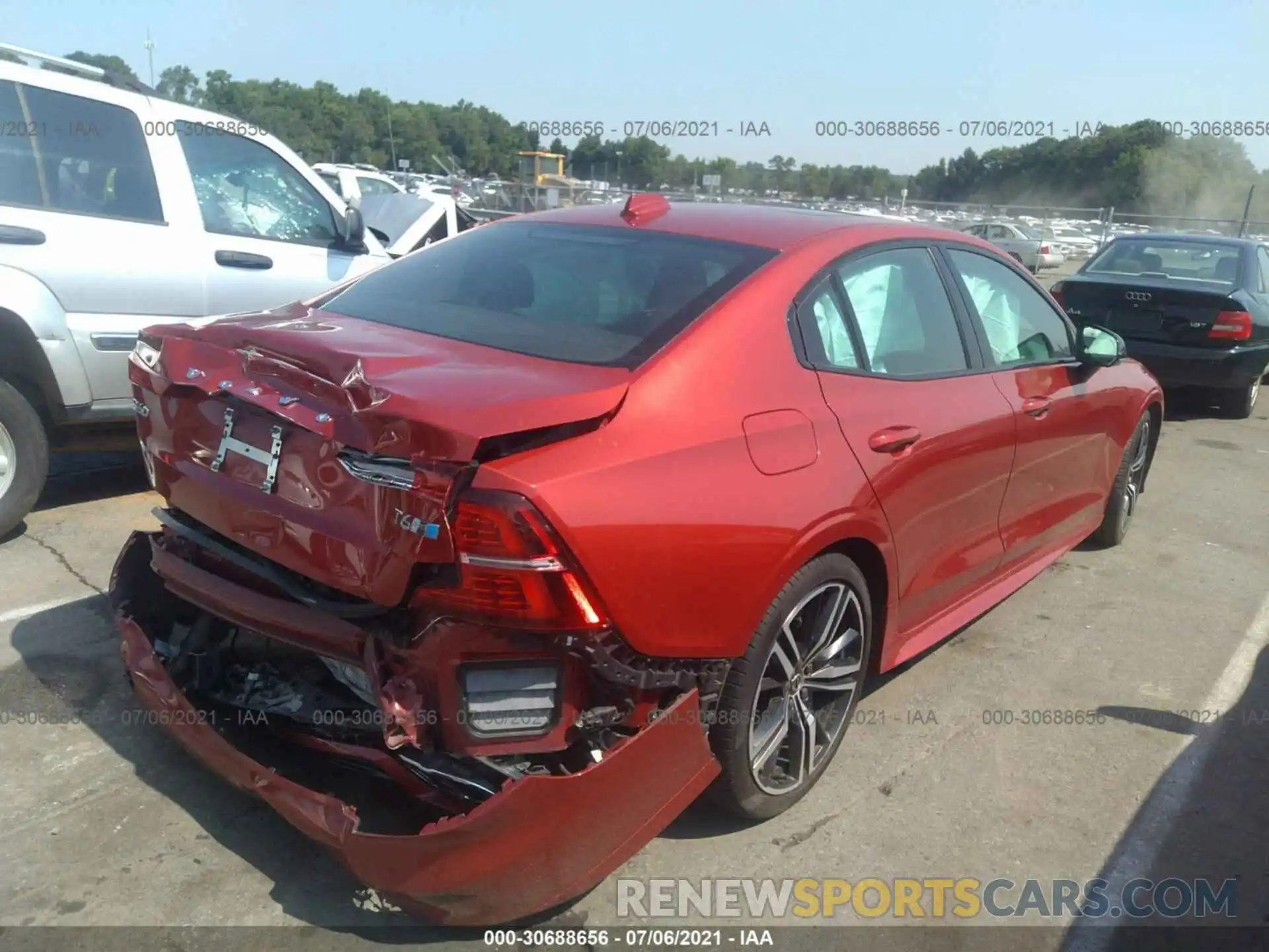 4 Photograph of a damaged car 7JRA22TM4KG000586 VOLVO S60 2019