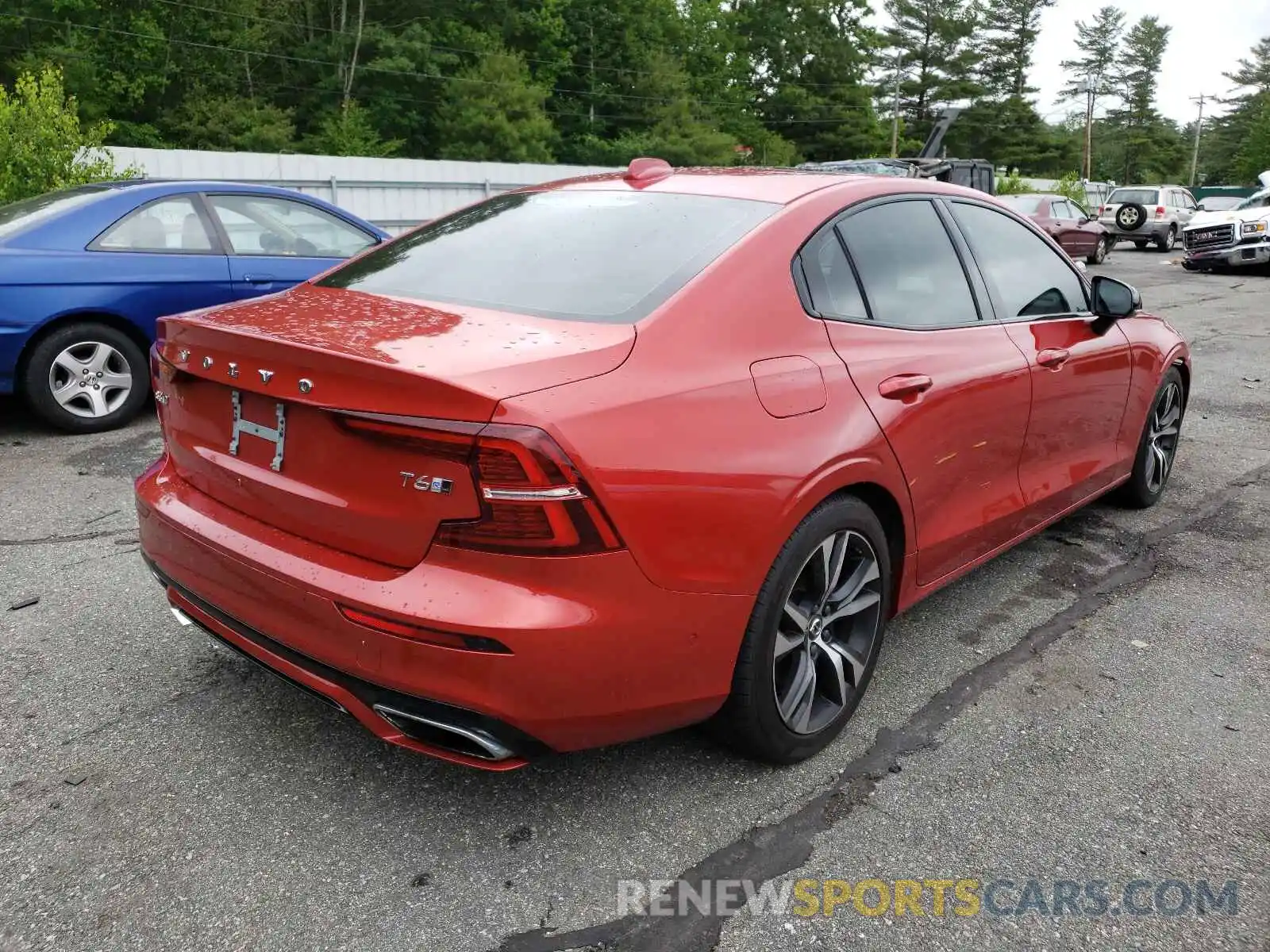 4 Photograph of a damaged car 7JRA22TM4KG012172 VOLVO S60 2019