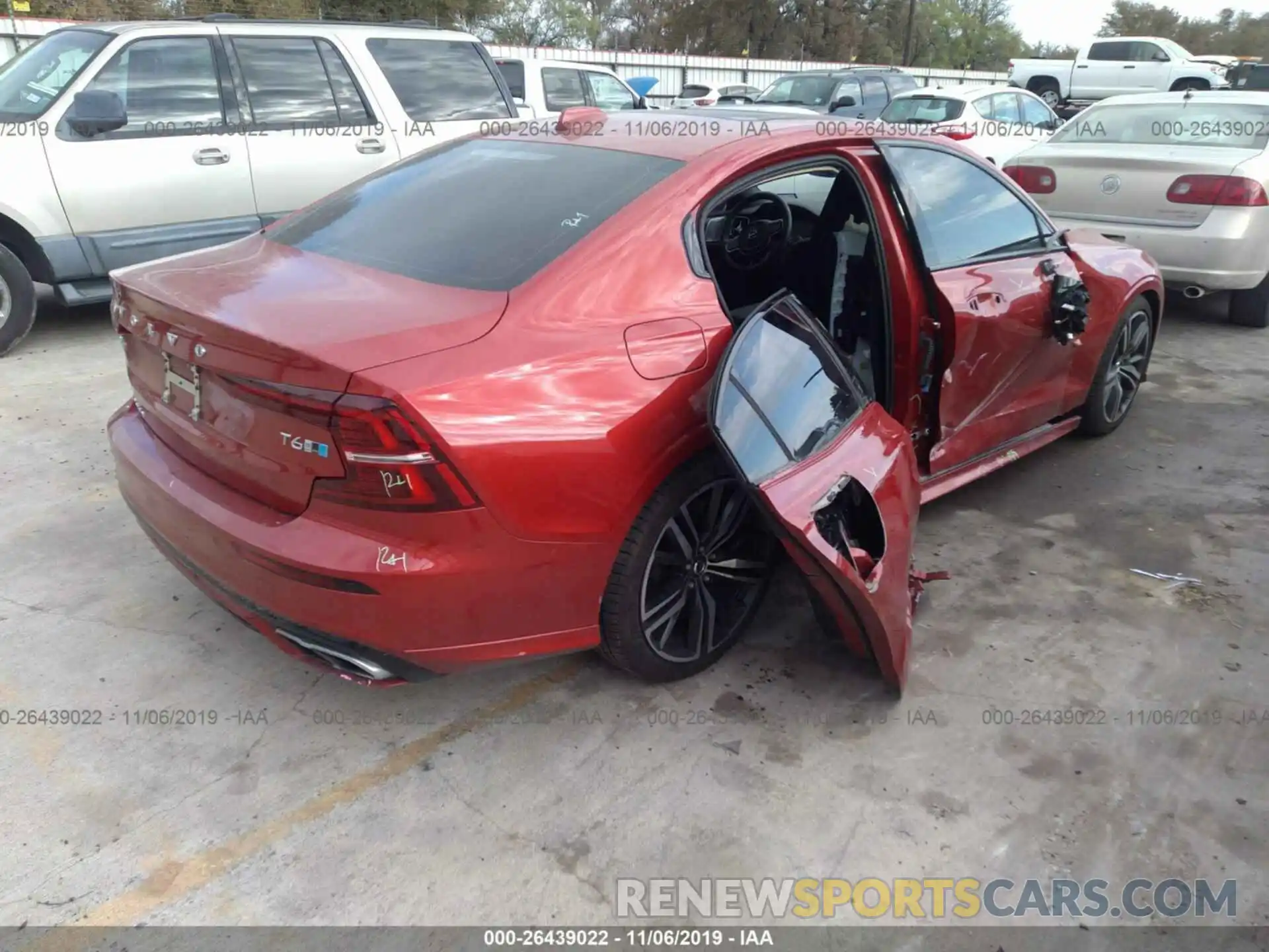 4 Photograph of a damaged car 7JRA22TM7KG002722 VOLVO S60 2019