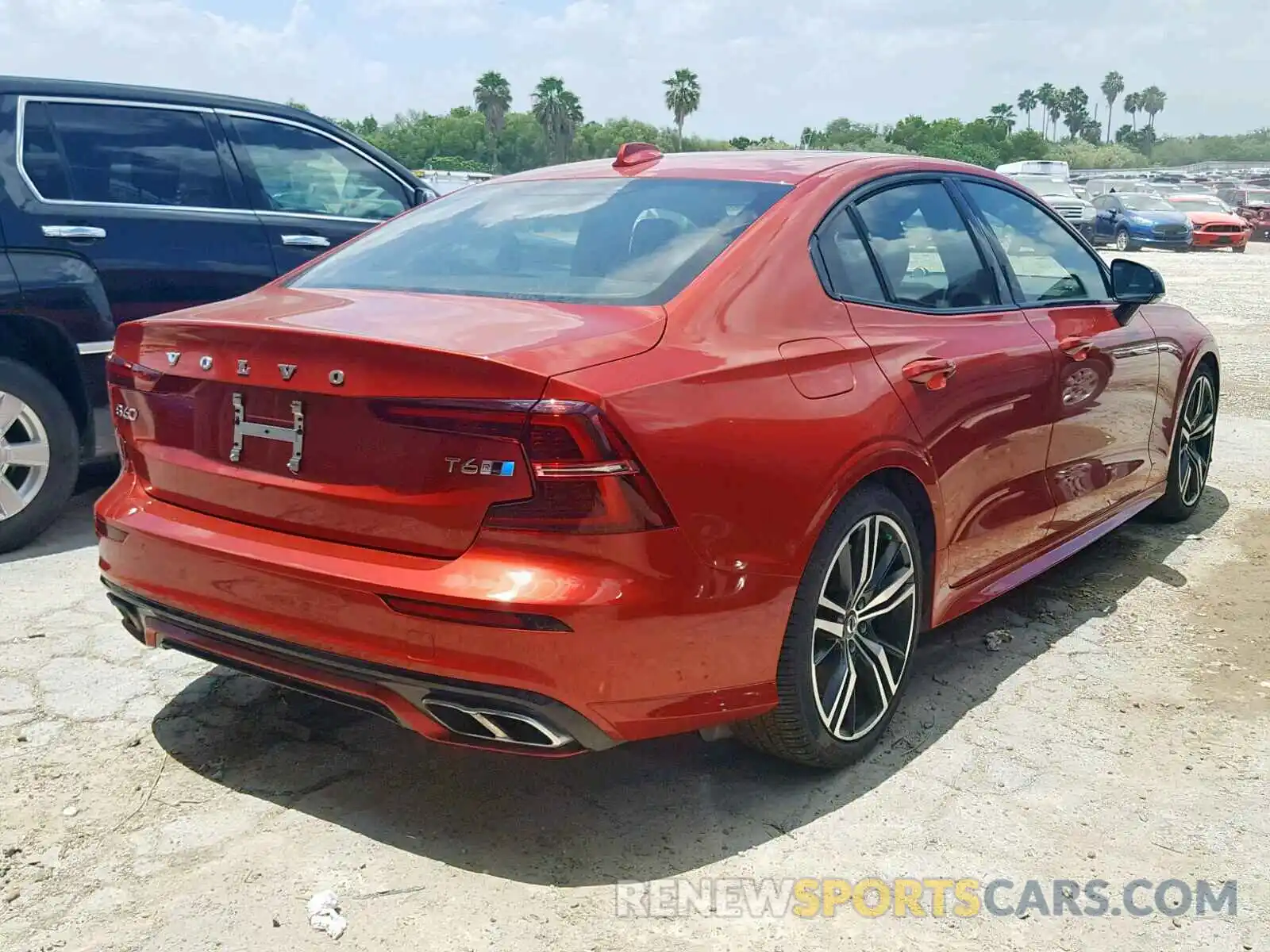 4 Photograph of a damaged car 7JRA22TM9KG002737 VOLVO S60 2019