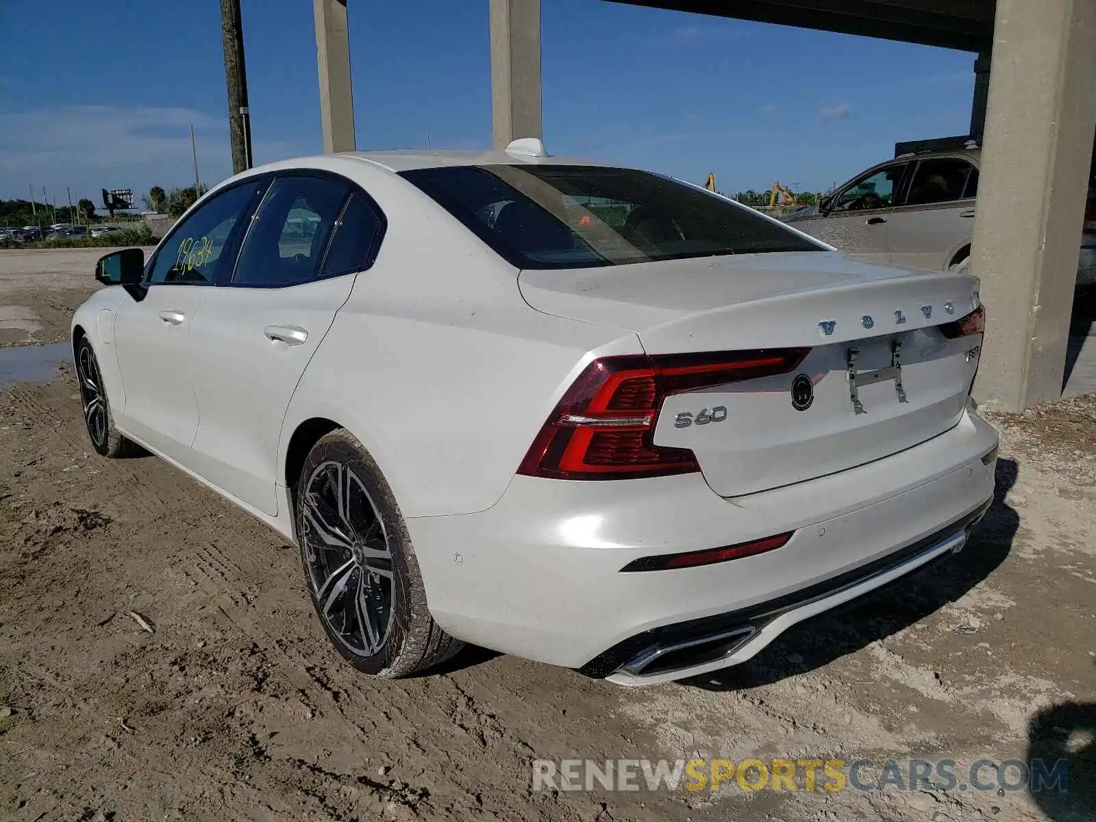 3 Photograph of a damaged car 7JRBR0FM0KG018549 VOLVO S60 2019