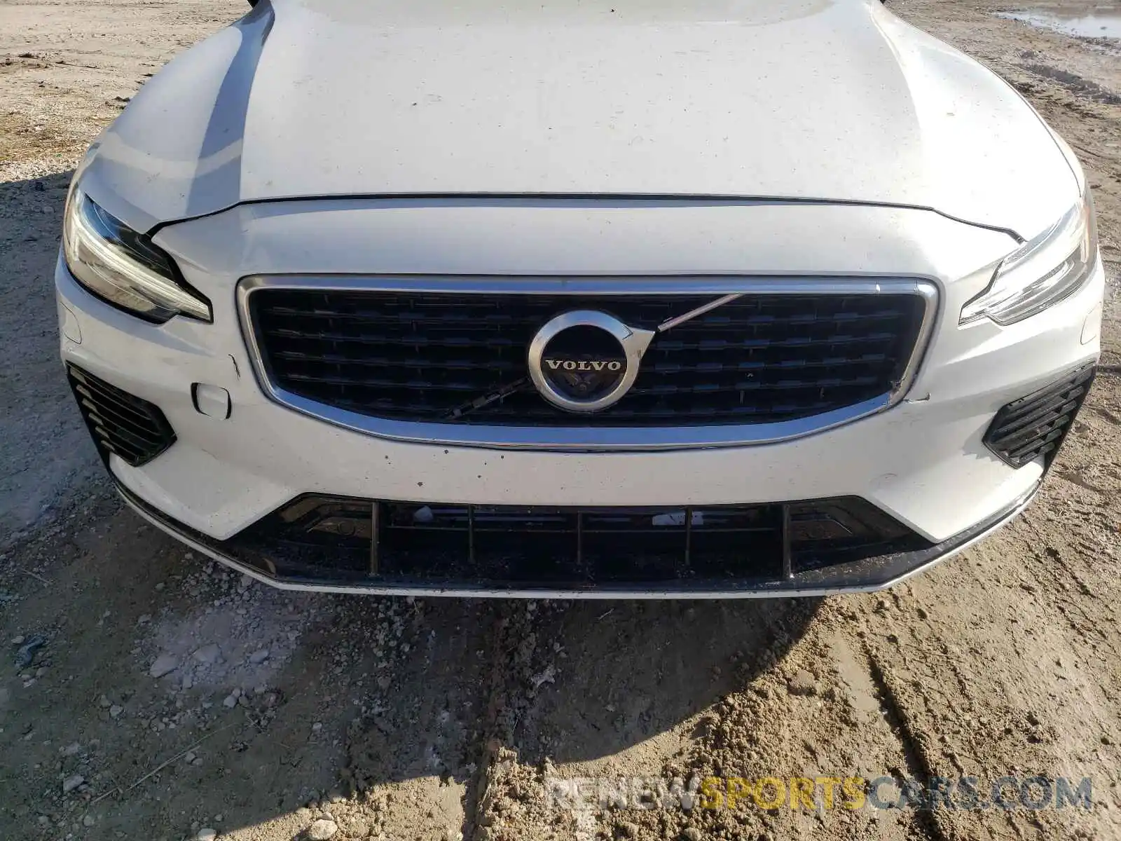 9 Photograph of a damaged car 7JRBR0FM0KG018549 VOLVO S60 2019