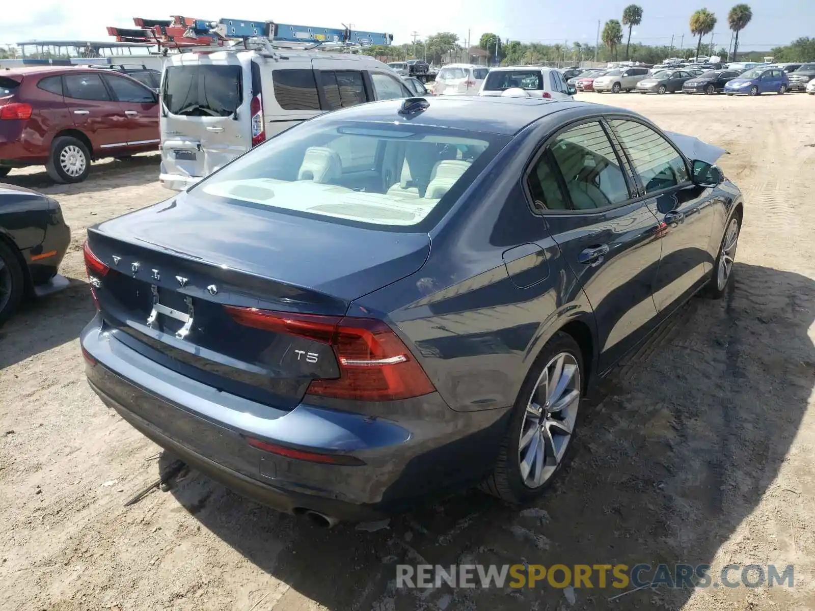 4 Photograph of a damaged car 7JR102FK1LG040089 VOLVO S60 2020