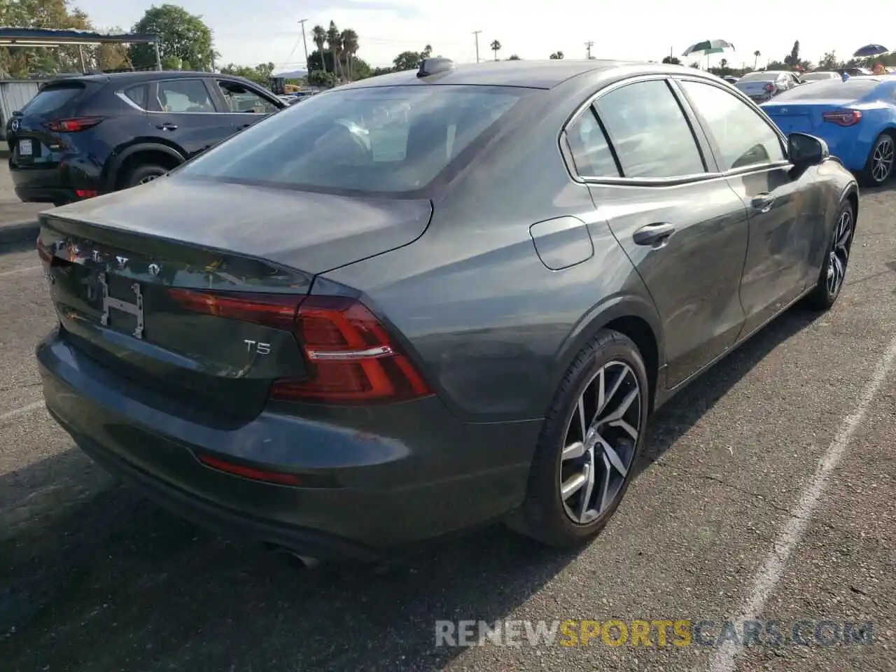 4 Photograph of a damaged car 7JR102FK2LG049898 VOLVO S60 2020