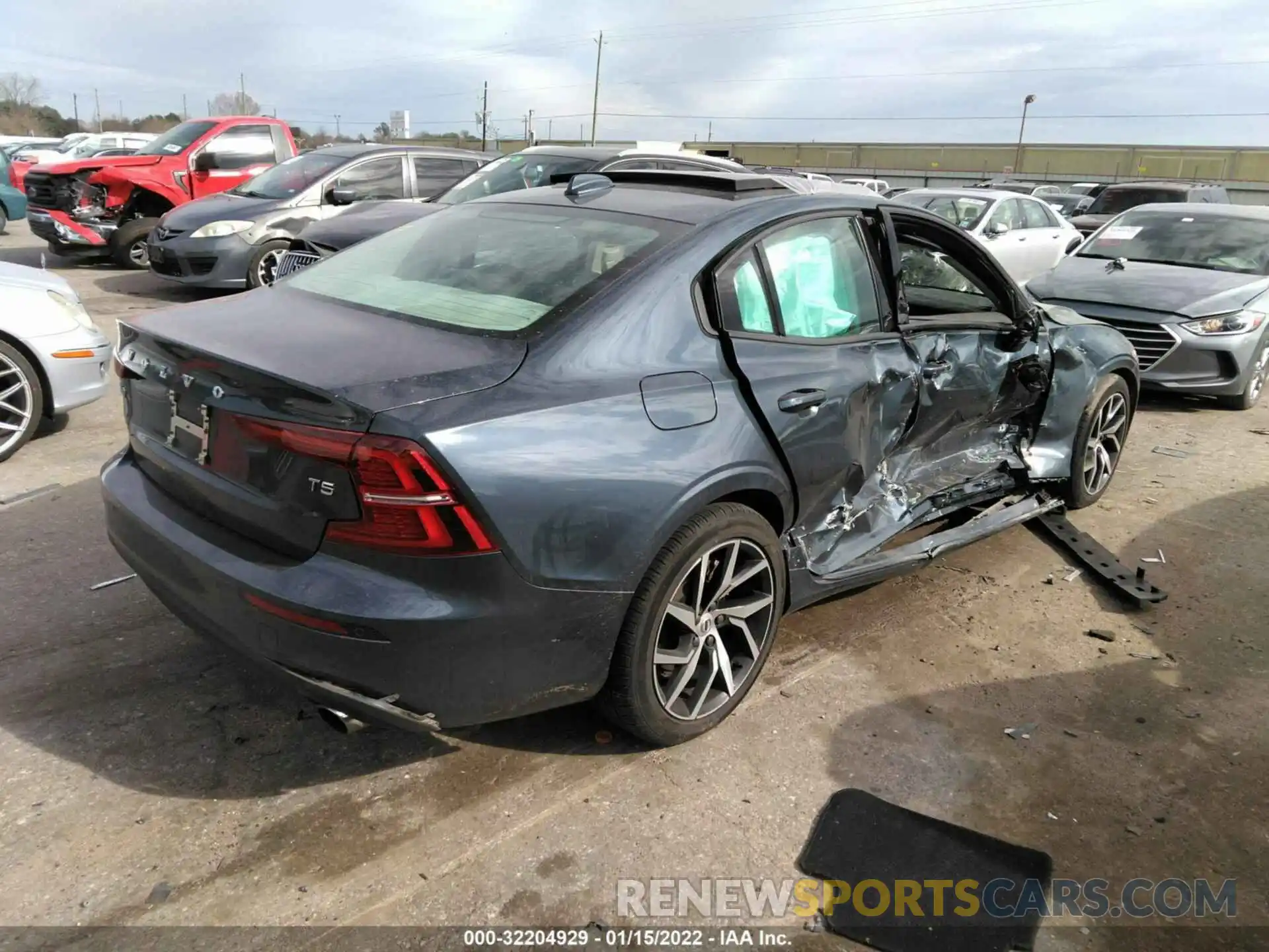 4 Photograph of a damaged car 7JR102FK2LG065423 VOLVO S60 2020