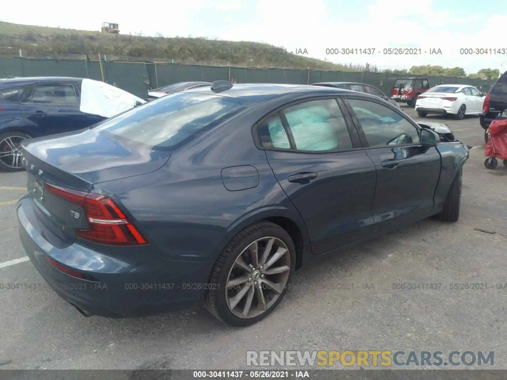 4 Photograph of a damaged car 7JR102FK4LG032407 VOLVO S60 2020