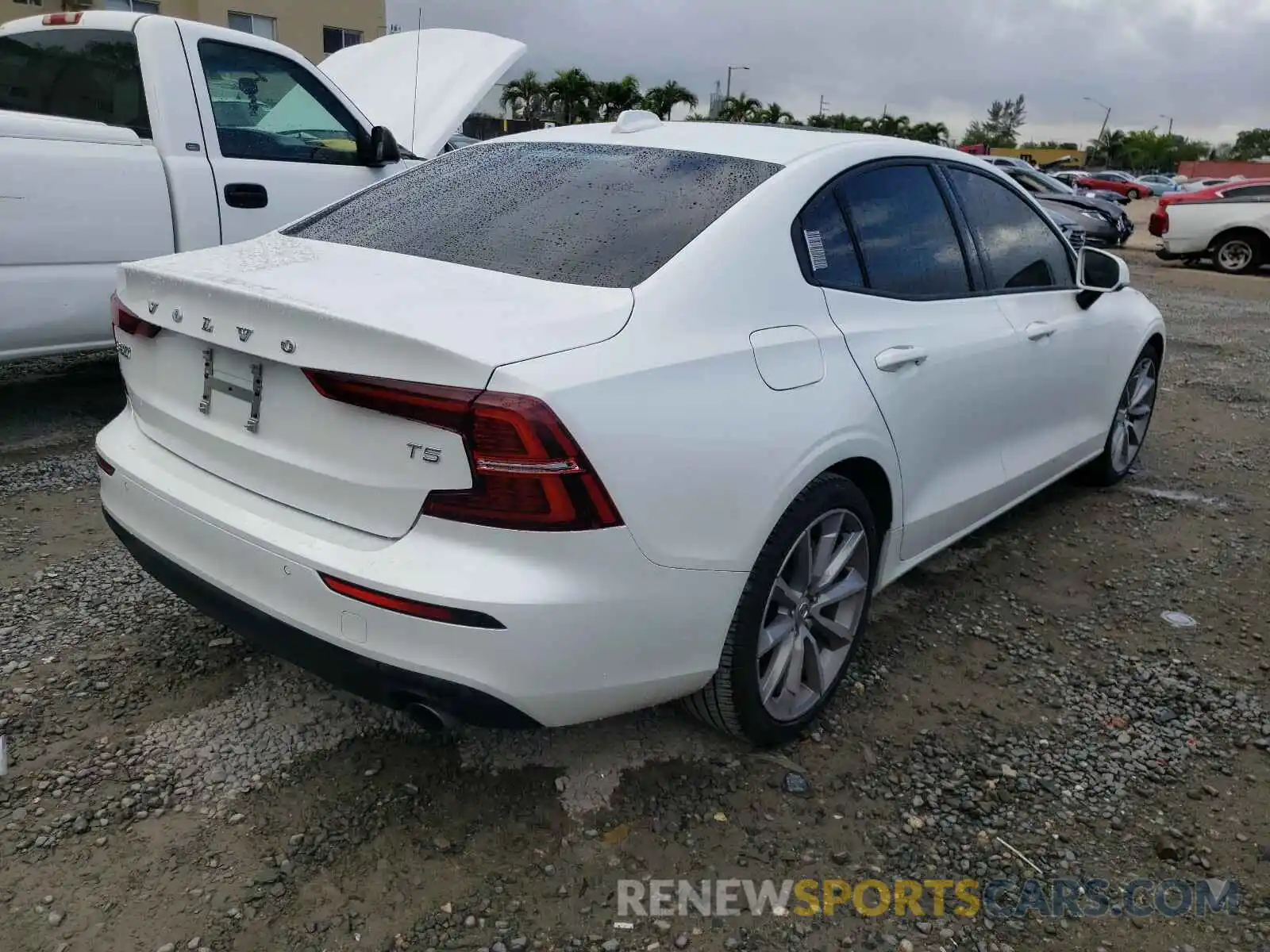 4 Photograph of a damaged car 7JR102FK4LG065469 VOLVO S60 2020