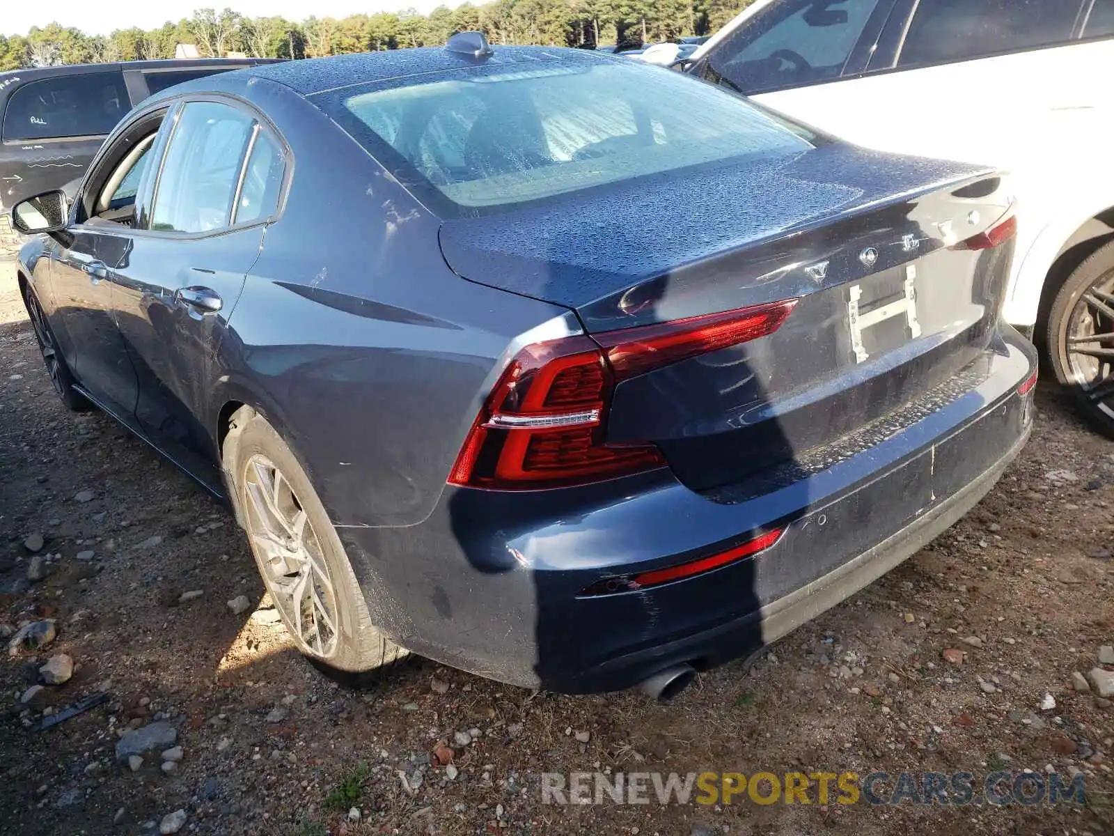 3 Photograph of a damaged car 7JR102FK8LG040333 VOLVO S60 2020