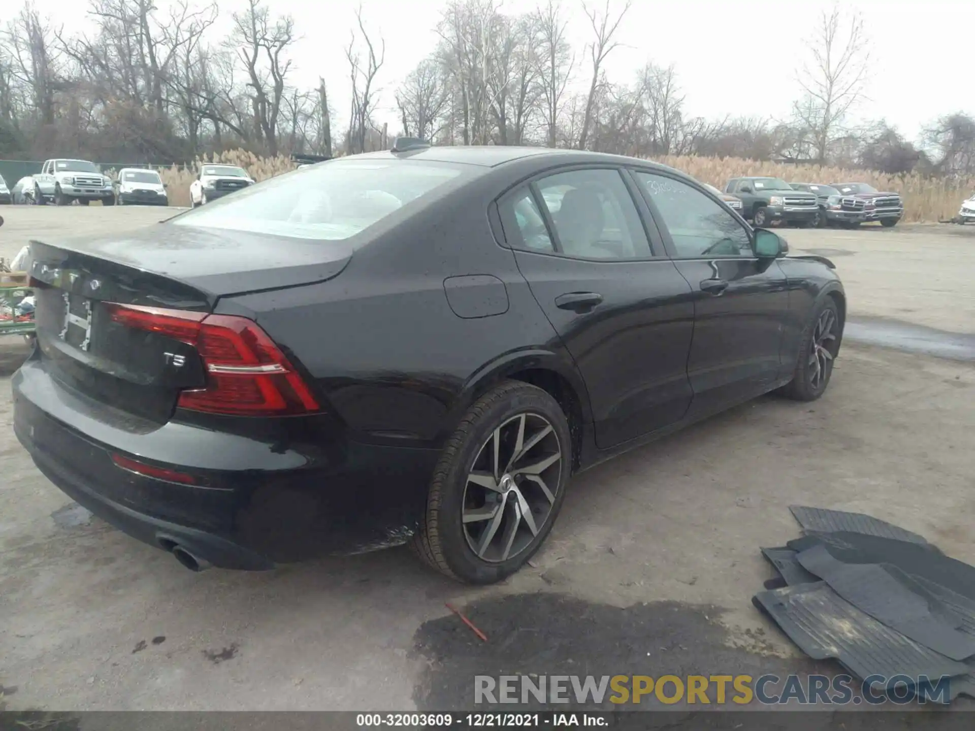 4 Photograph of a damaged car 7JR102FK8LG042065 VOLVO S60 2020