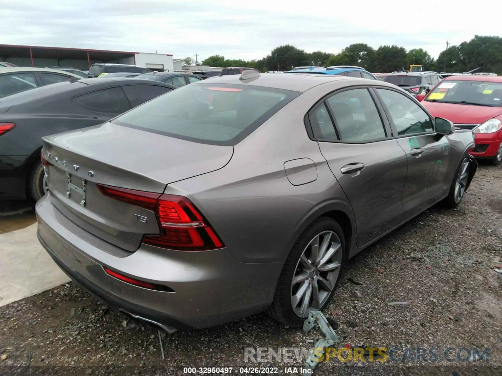 4 Photograph of a damaged car 7JR102FKXLG042083 VOLVO S60 2020