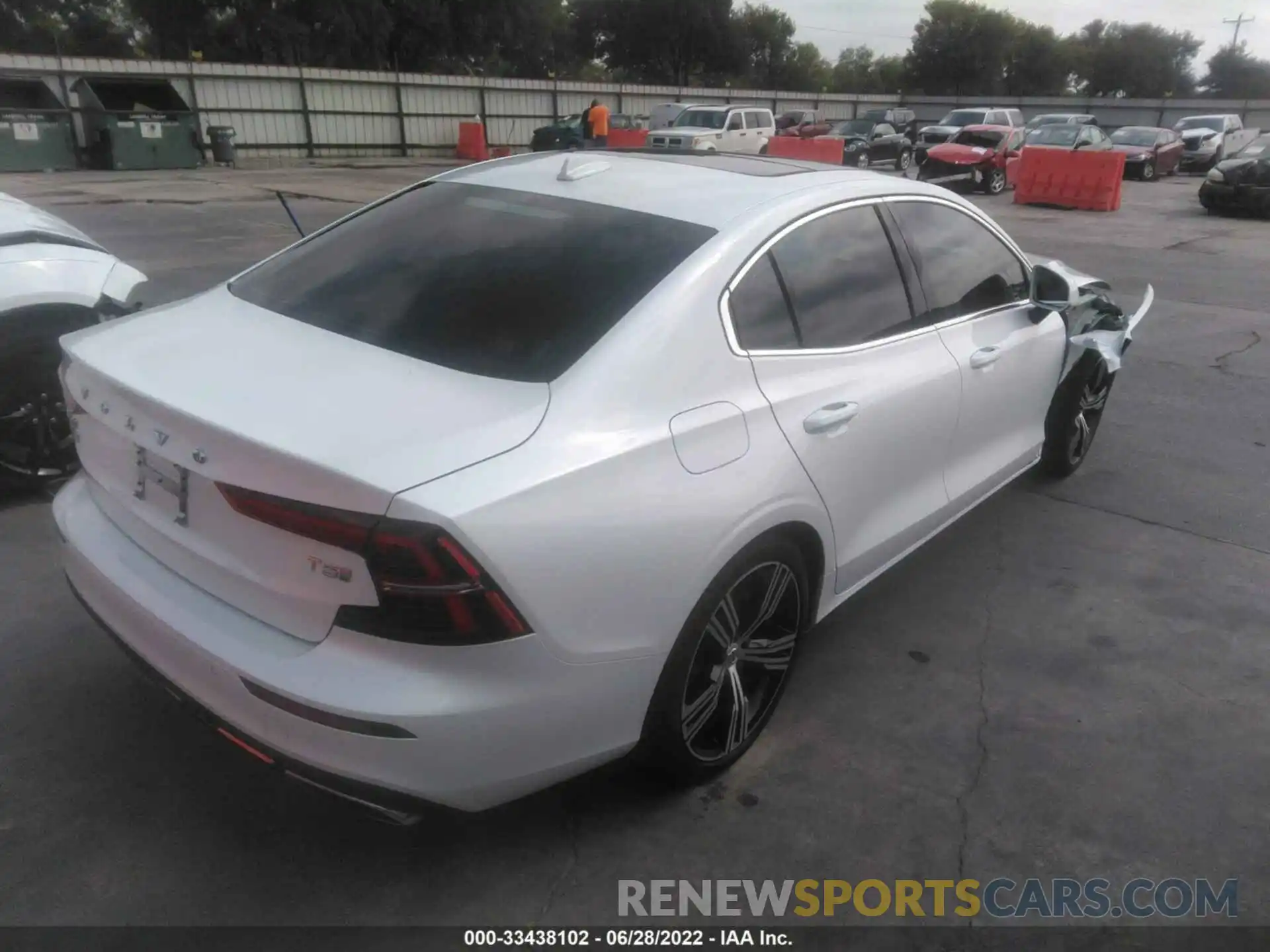 4 Photograph of a damaged car 7JR102FLXLG036518 VOLVO S60 2020