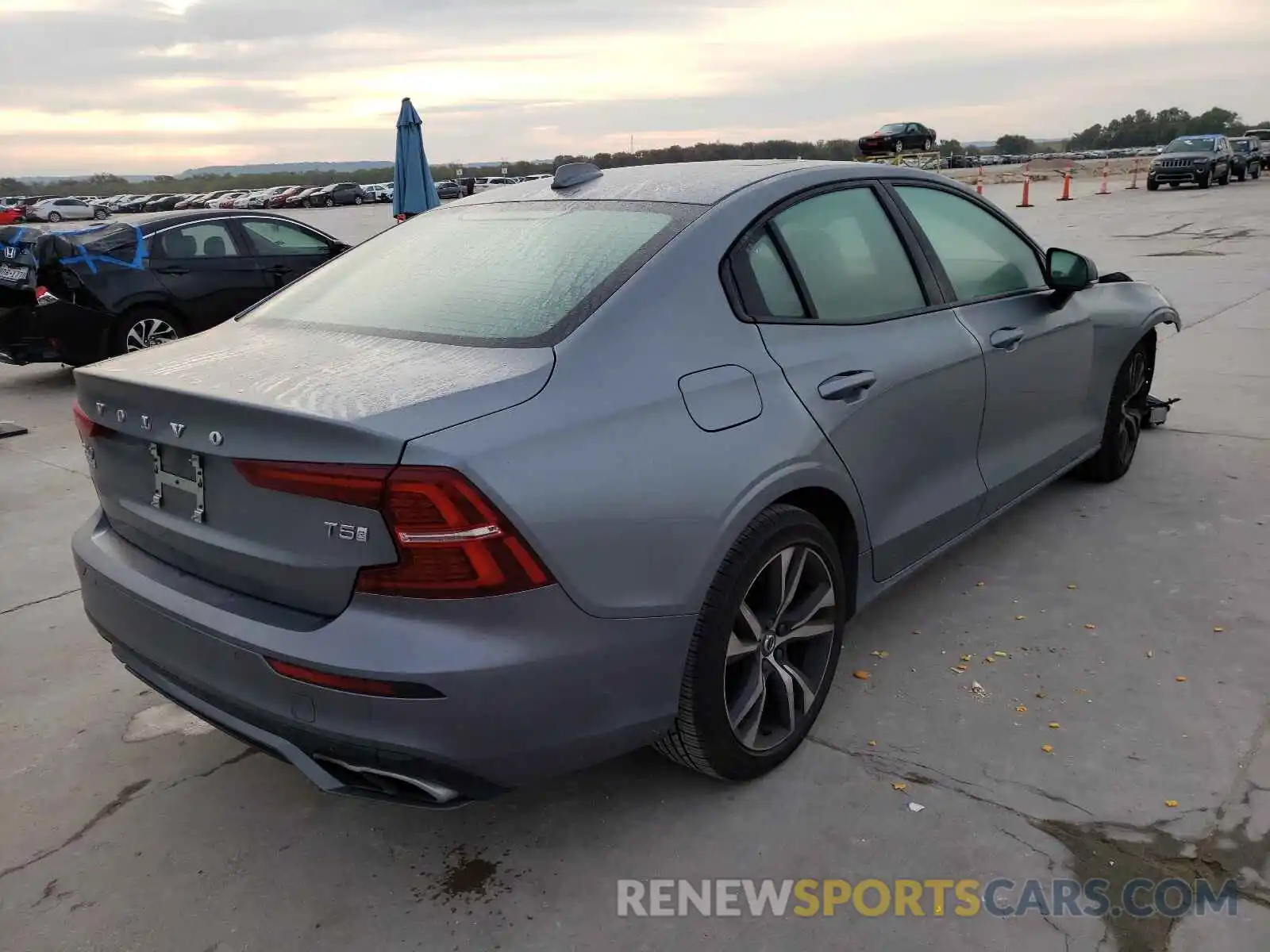 4 Photograph of a damaged car 7JR102FM5LG073100 VOLVO S60 2020