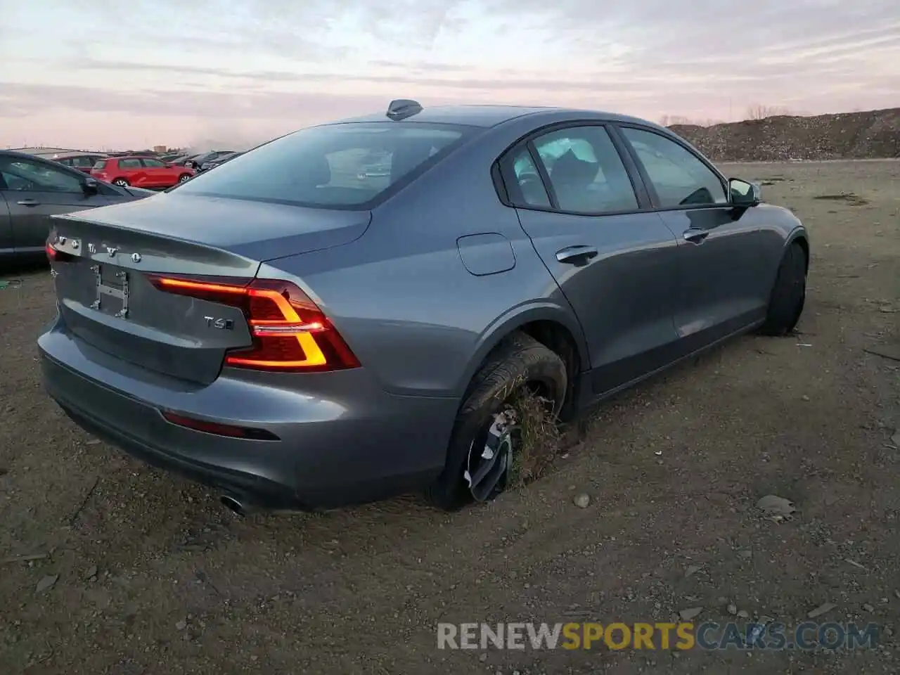 4 Photograph of a damaged car 7JRA22TK0LG060333 VOLVO S60 2020