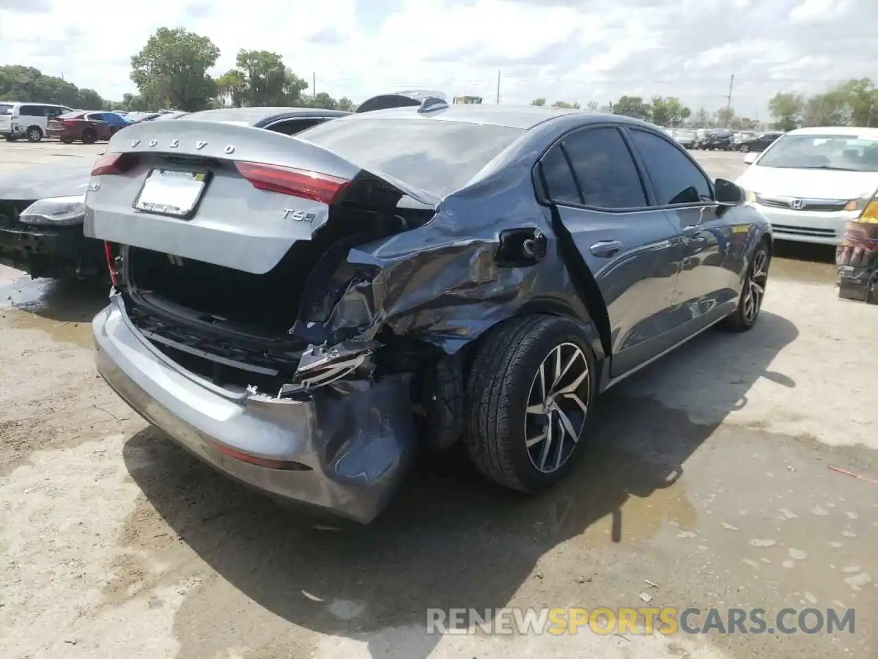 4 Photograph of a damaged car 7JRA22TK1LG048725 VOLVO S60 2020