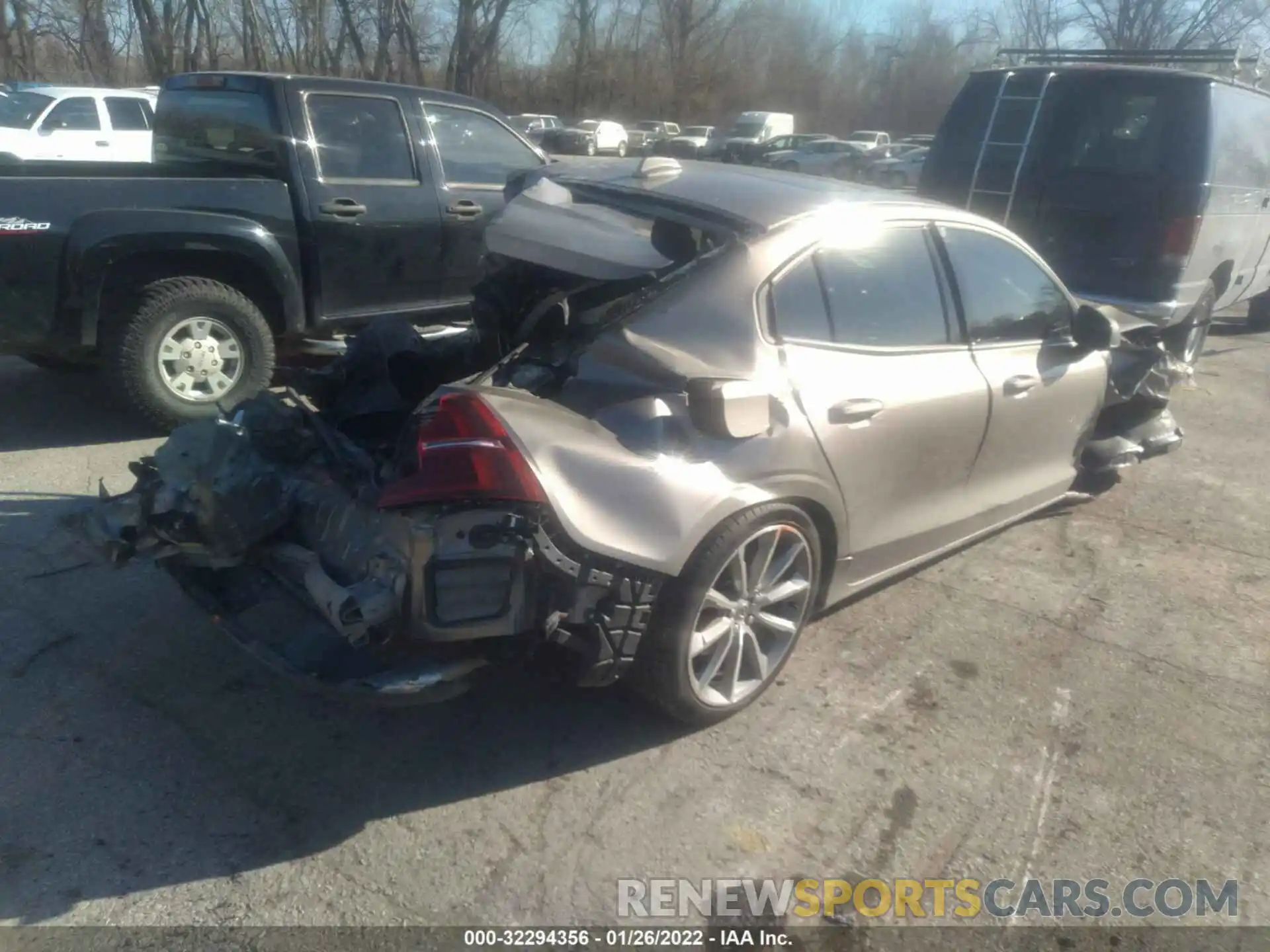 4 Photograph of a damaged car 7JRA22TK1LG065024 VOLVO S60 2020