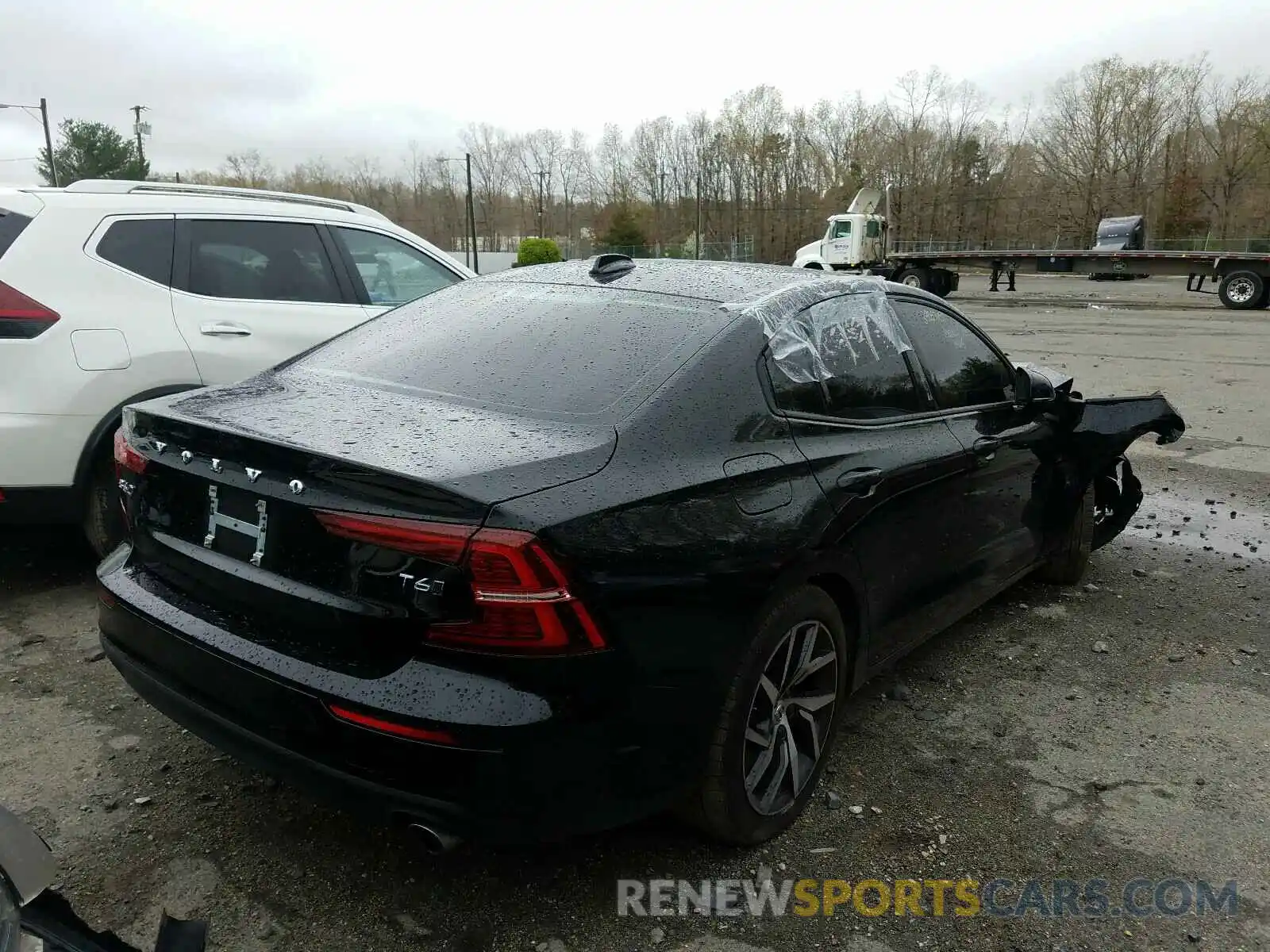 4 Photograph of a damaged car 7JRA22TK1LG072863 VOLVO S60 2020