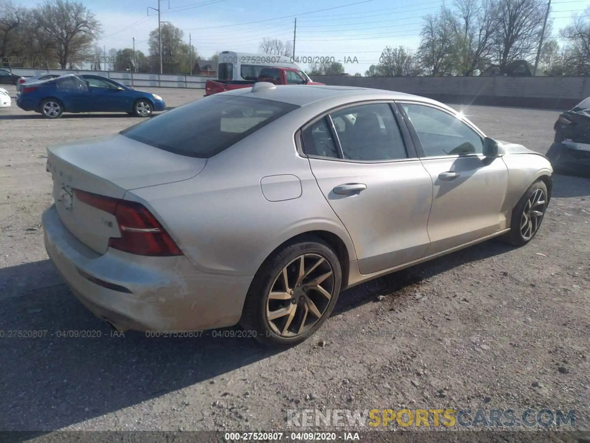 4 Photograph of a damaged car 7JRA22TK2LG035031 VOLVO S60 2020