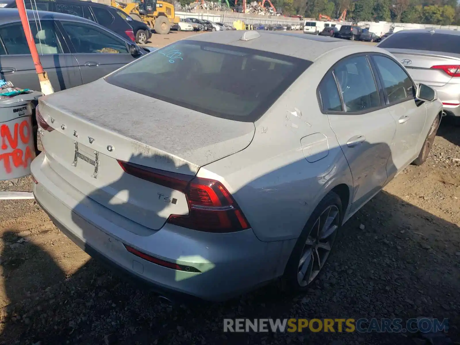 4 Photograph of a damaged car 7JRA22TK2LG036003 VOLVO S60 2020