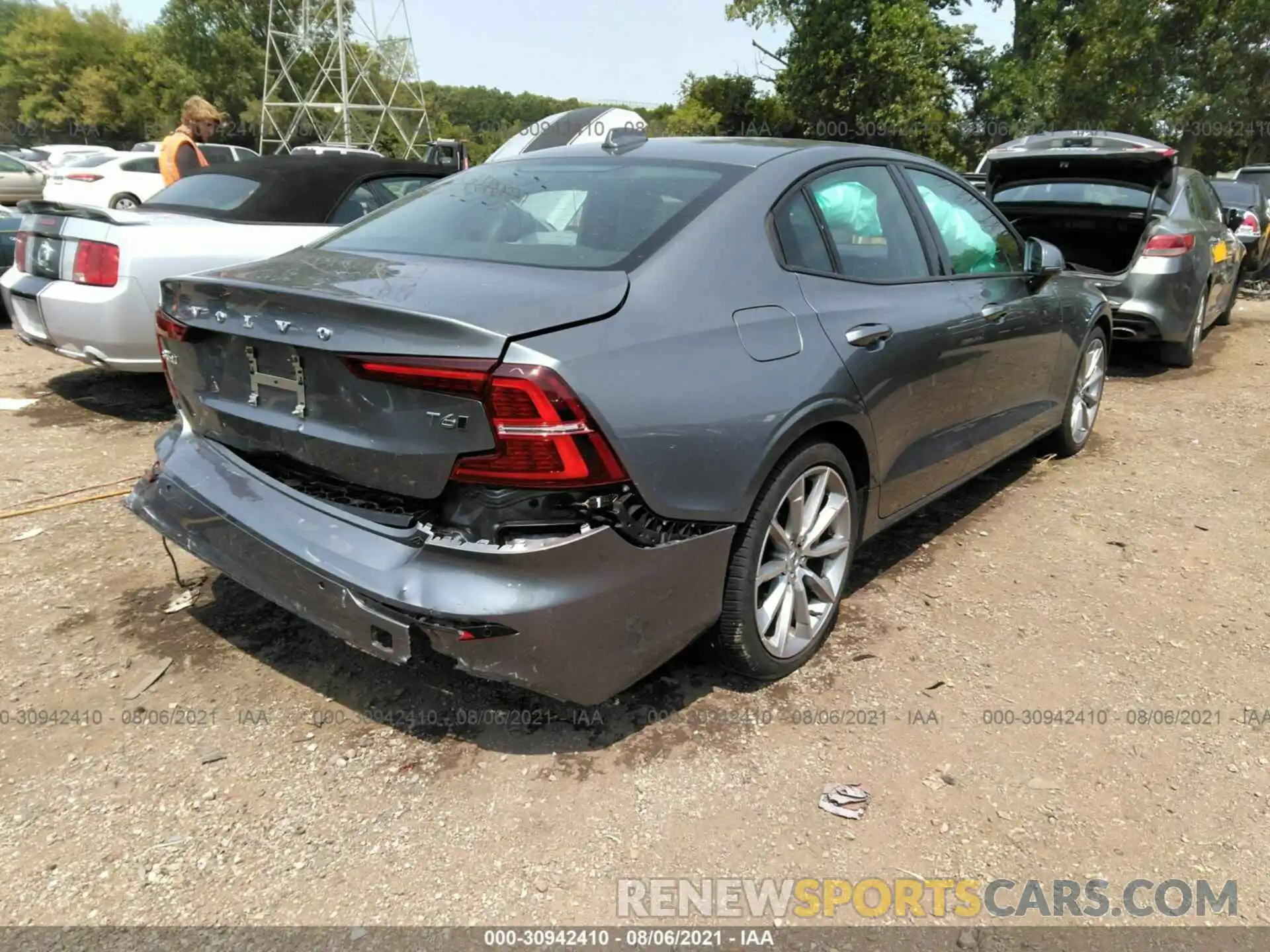 4 Photograph of a damaged car 7JRA22TK2LG045543 VOLVO S60 2020