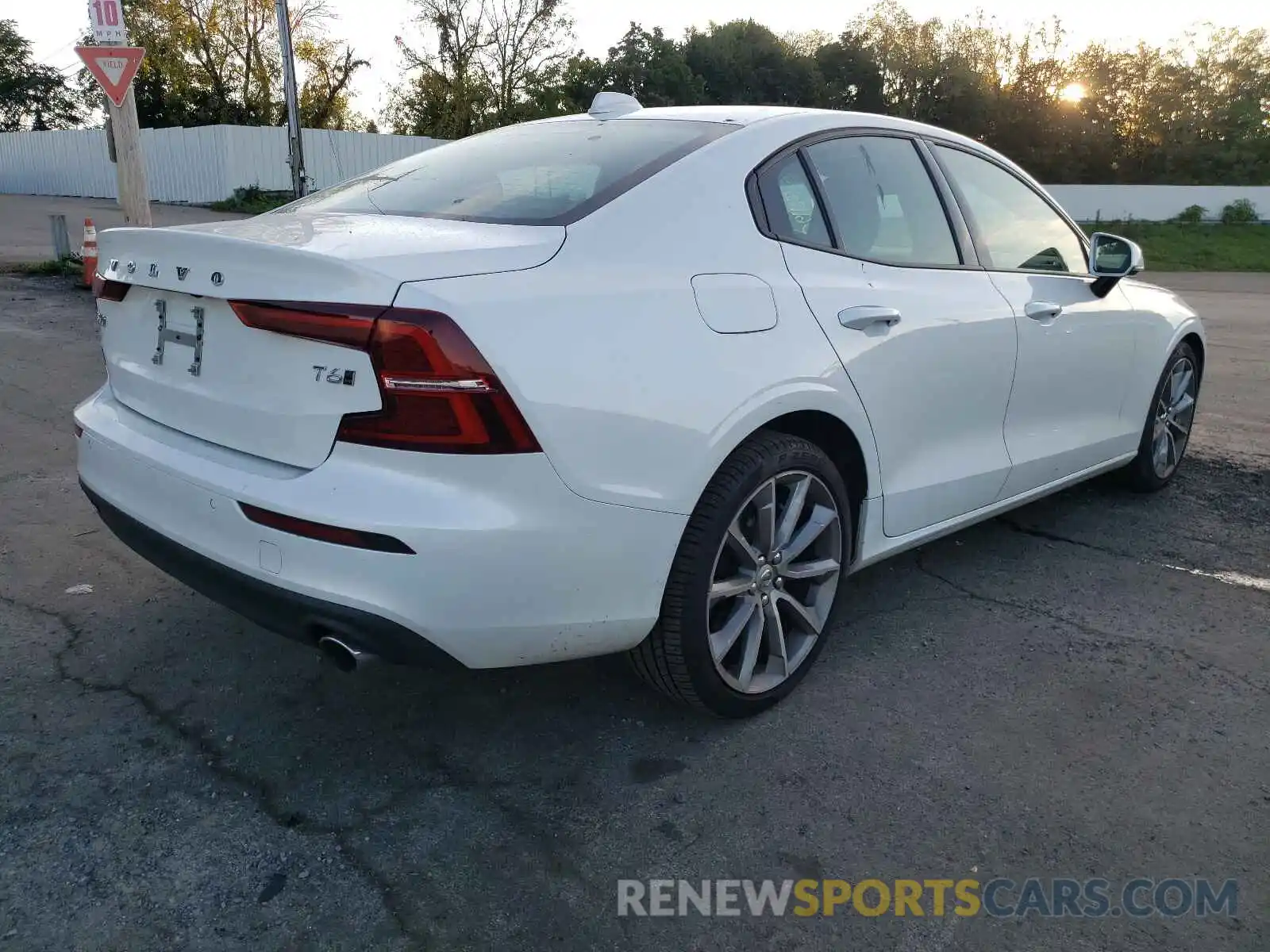 4 Photograph of a damaged car 7JRA22TK3LG042506 VOLVO S60 2020