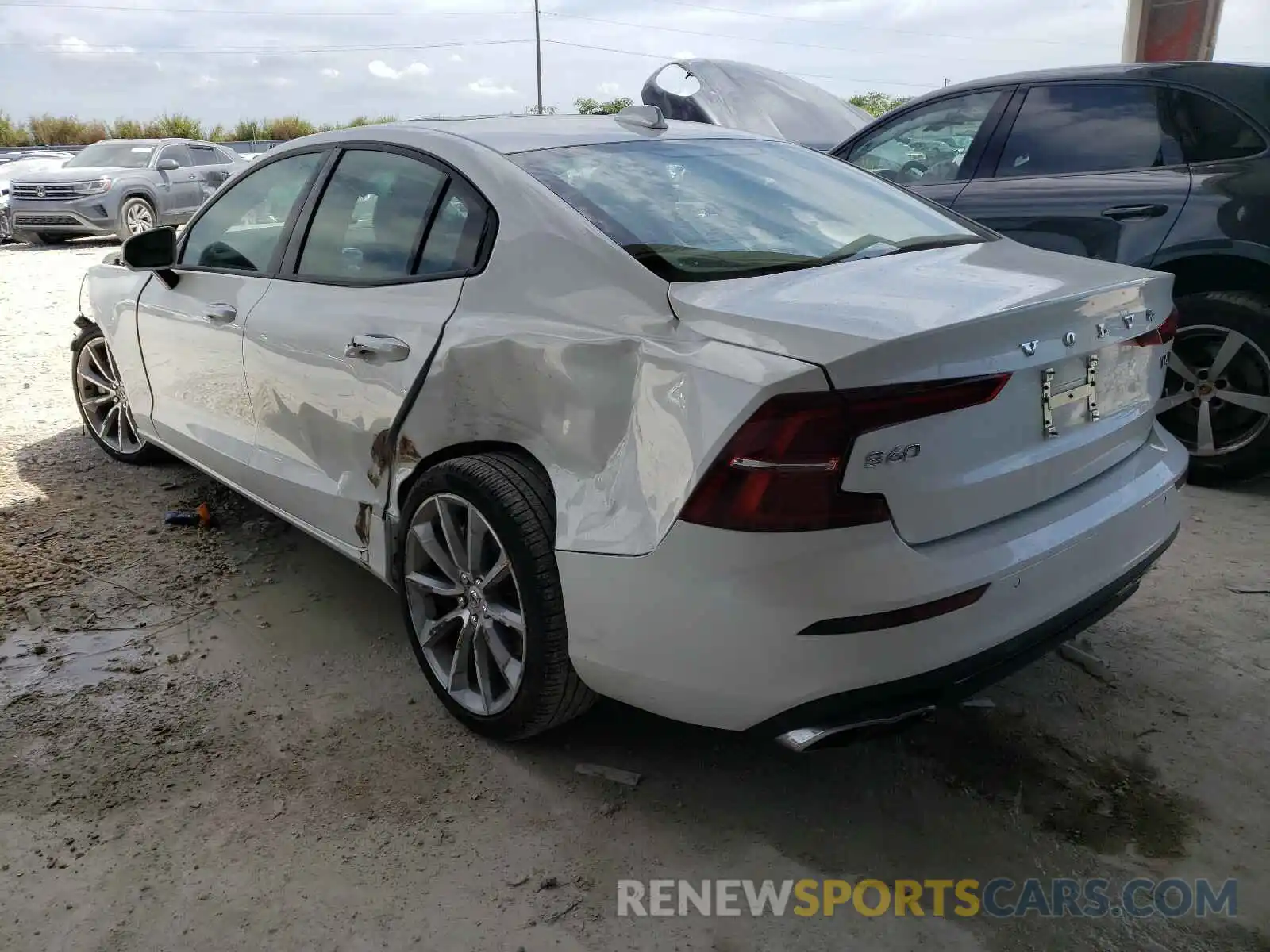 3 Photograph of a damaged car 7JRA22TK3LG066157 VOLVO S60 2020