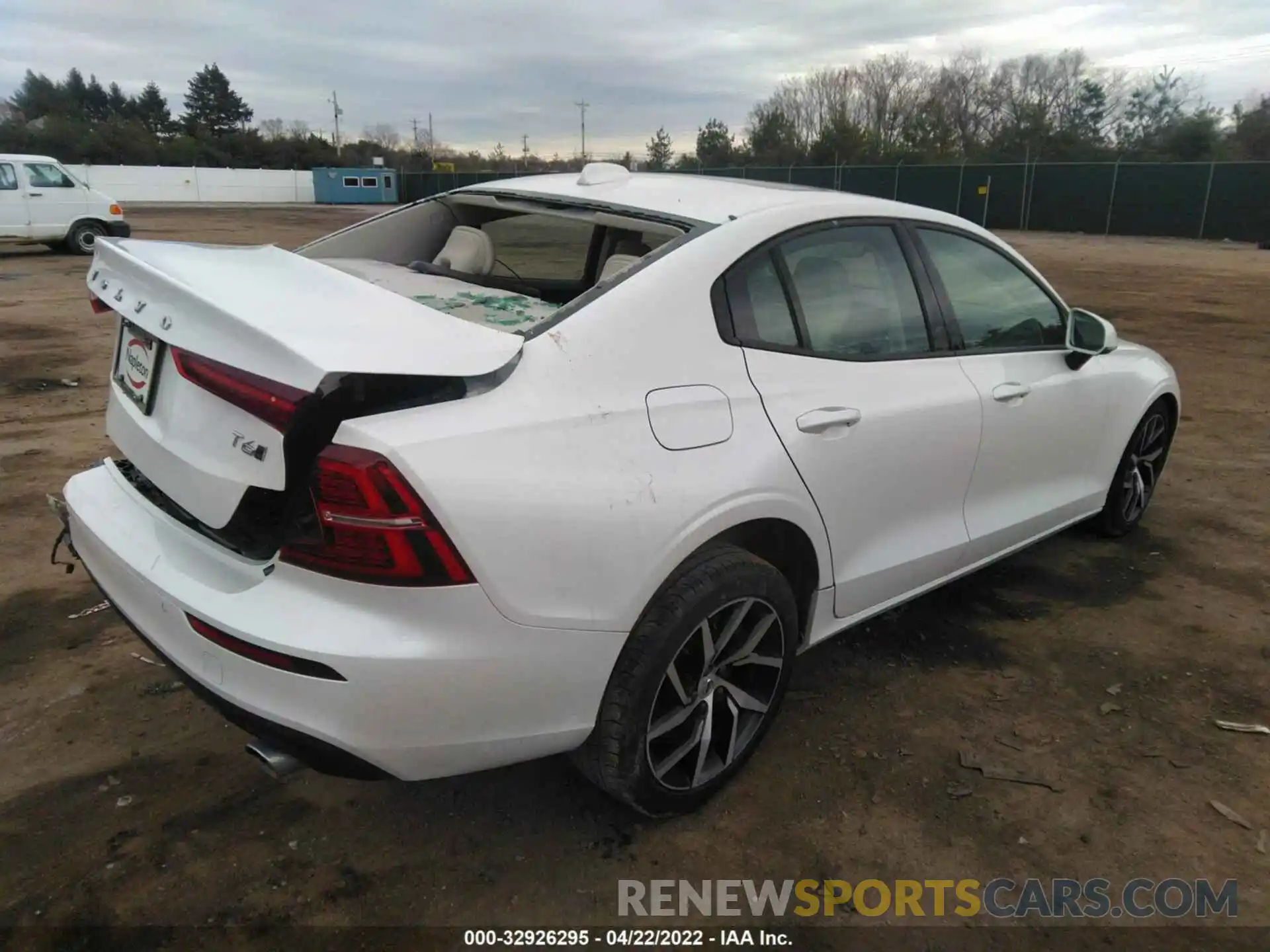 4 Photograph of a damaged car 7JRA22TK4LG072355 VOLVO S60 2020