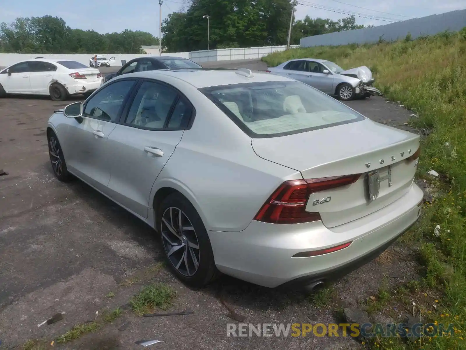 3 Photograph of a damaged car 7JRA22TK4LG072985 VOLVO S60 2020