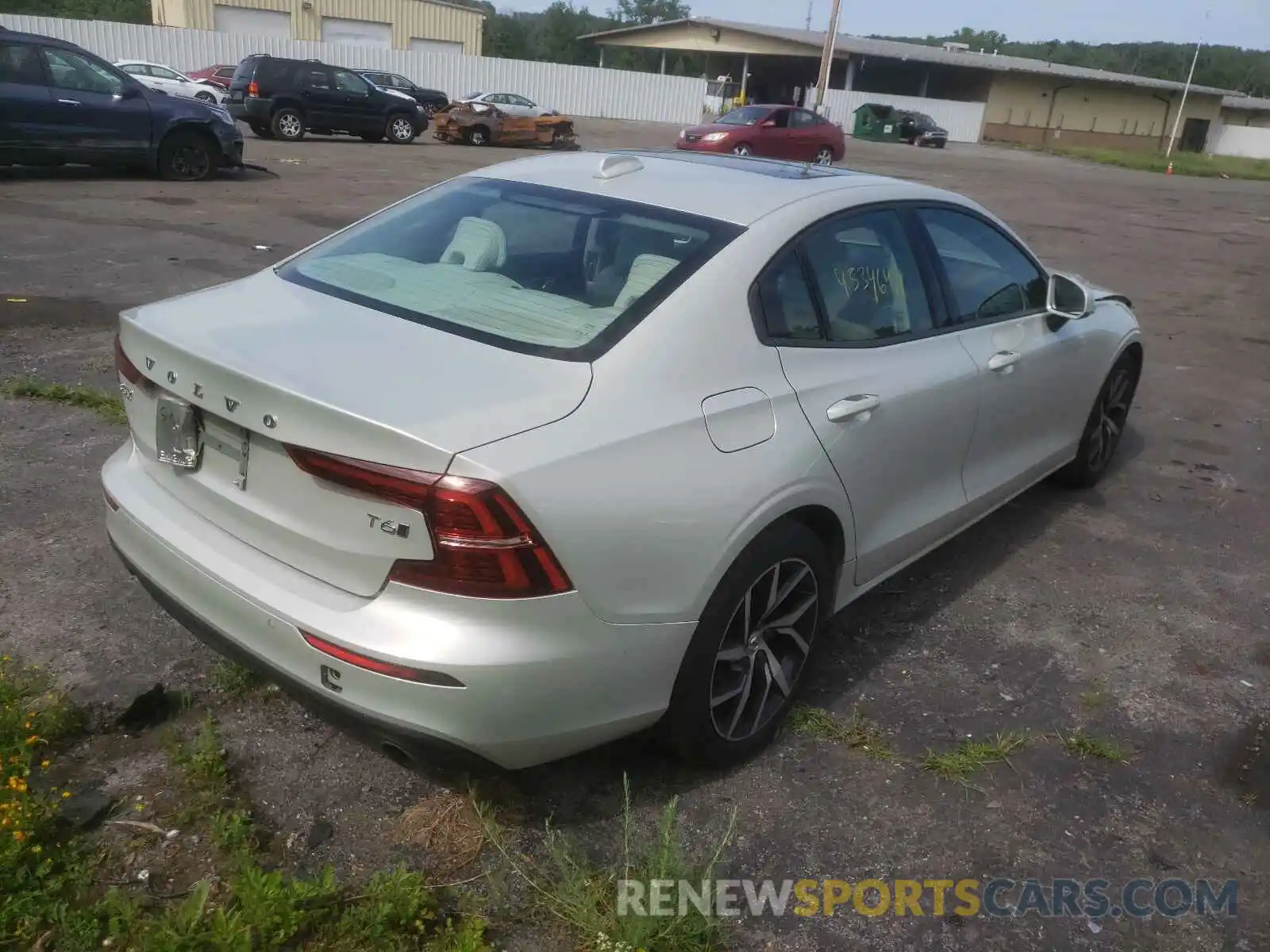 4 Photograph of a damaged car 7JRA22TK4LG072985 VOLVO S60 2020