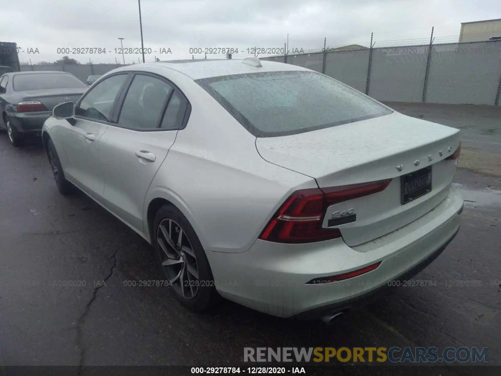 3 Photograph of a damaged car 7JRA22TK6LG045058 VOLVO S60 2020