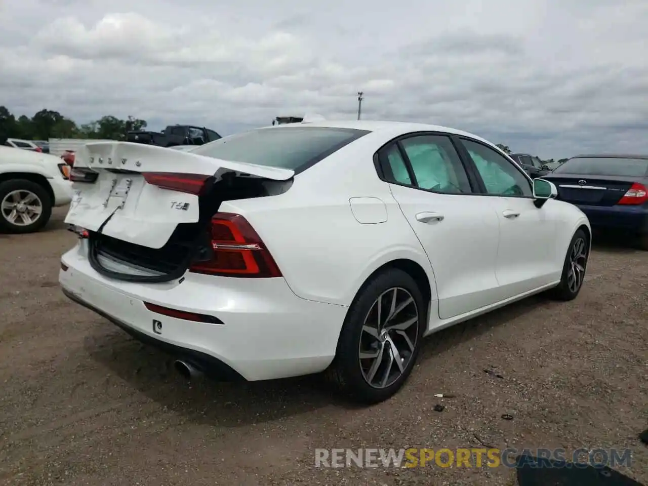 4 Photograph of a damaged car 7JRA22TK6LG063592 VOLVO S60 2020