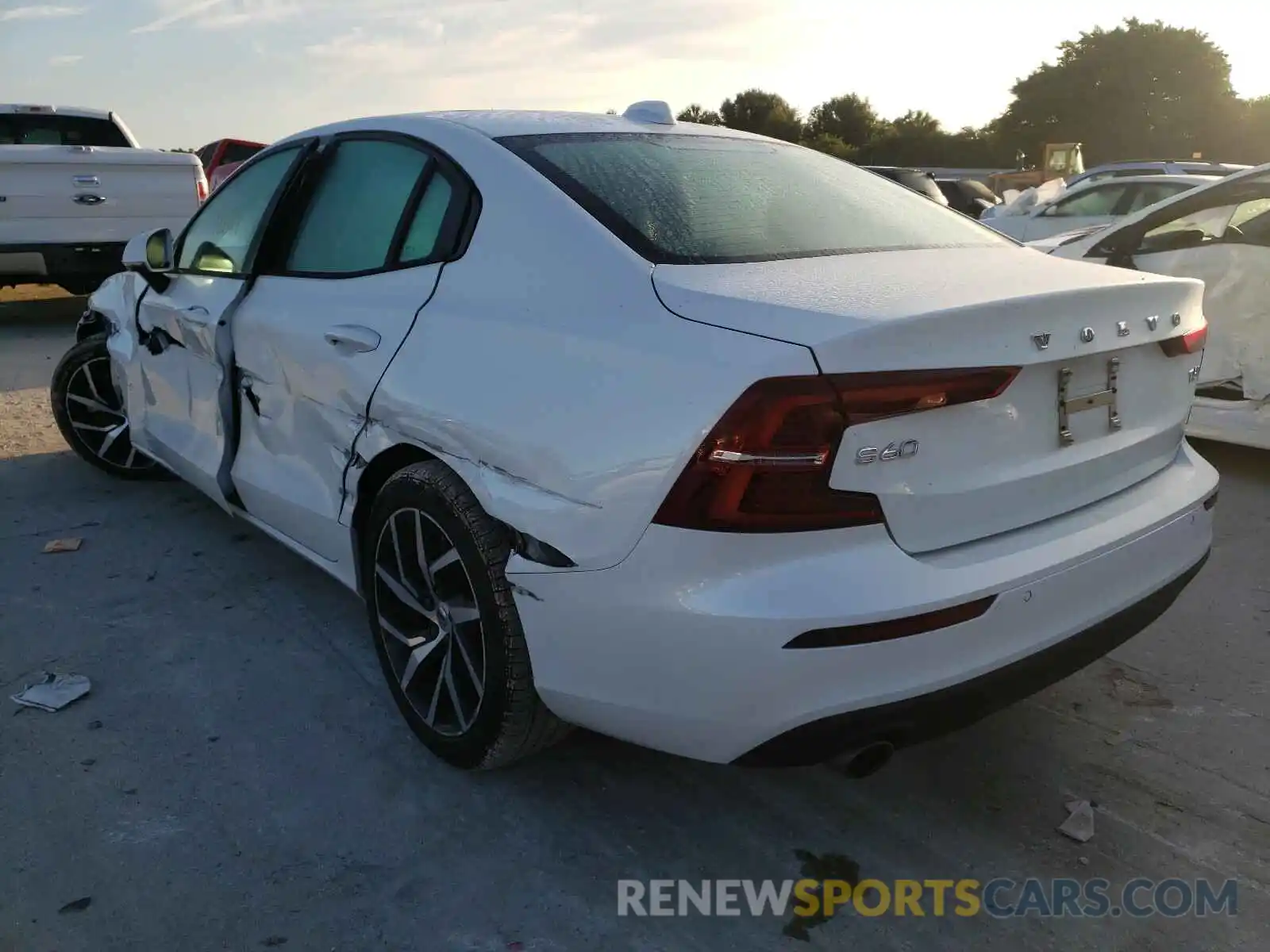 3 Photograph of a damaged car 7JRA22TK9LG063232 VOLVO S60 2020