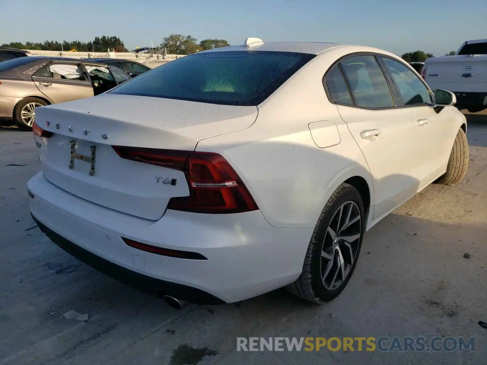 4 Photograph of a damaged car 7JRA22TK9LG063232 VOLVO S60 2020