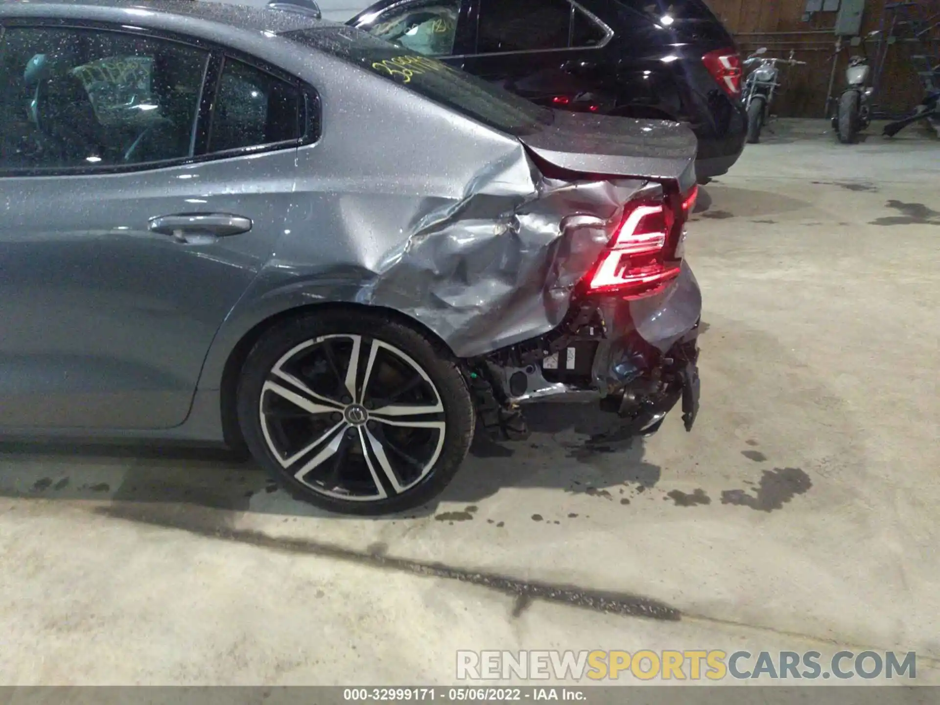 6 Photograph of a damaged car 7JRA22TM5LG064685 VOLVO S60 2020