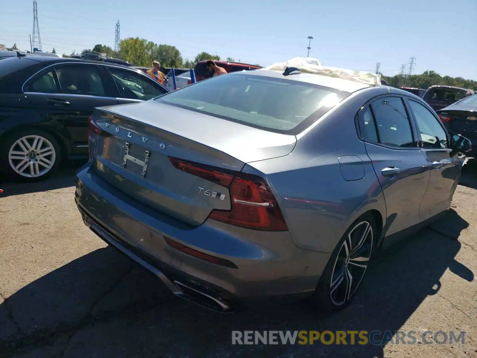 4 Photograph of a damaged car 7JRA22TM8LG030465 VOLVO S60 2020