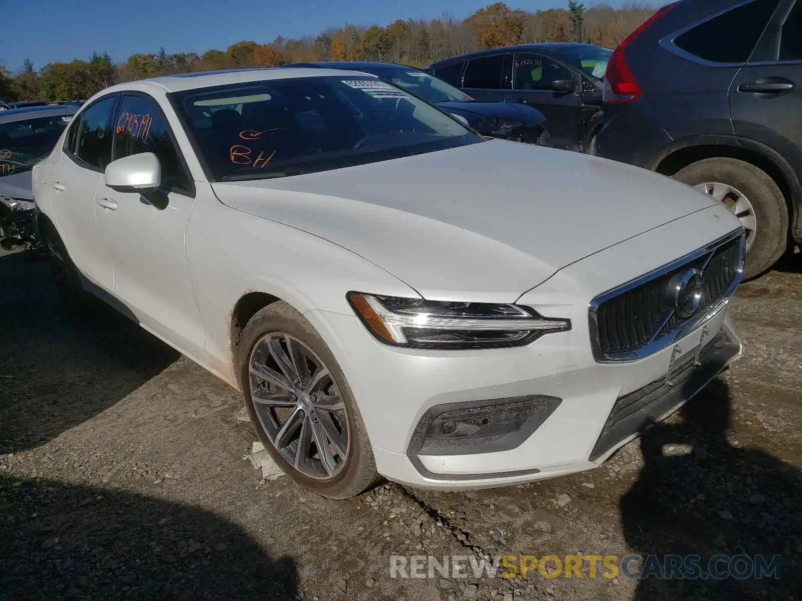 1 Photograph of a damaged car 7JR102FK1MG092226 VOLVO S60 2021