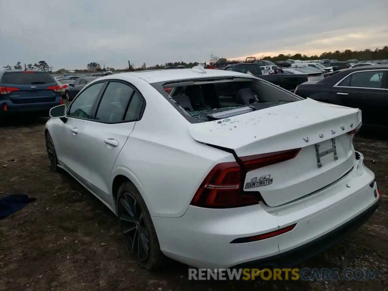 3 Photograph of a damaged car 7JR102FK2MG095958 VOLVO S60 2021