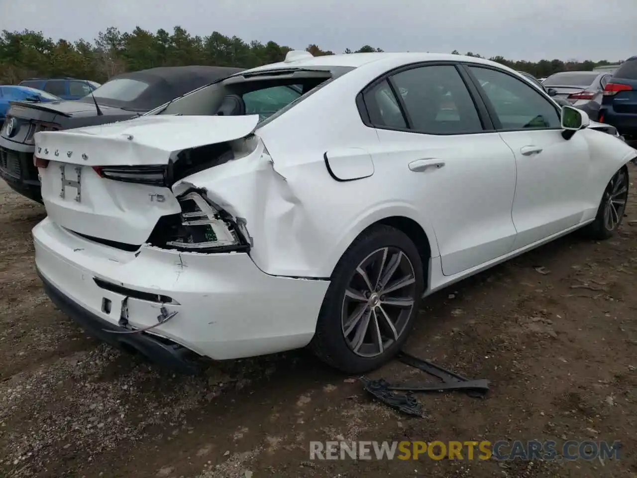 4 Photograph of a damaged car 7JR102FK2MG095958 VOLVO S60 2021