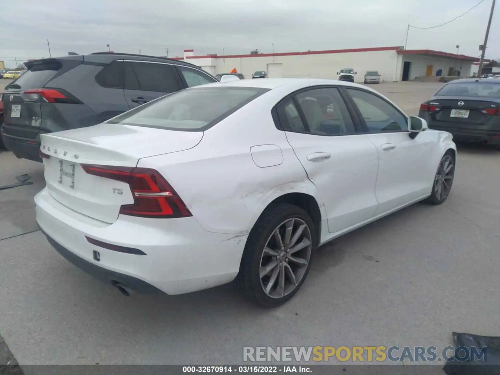 4 Photograph of a damaged car 7JR102FK5MG092469 VOLVO S60 2021